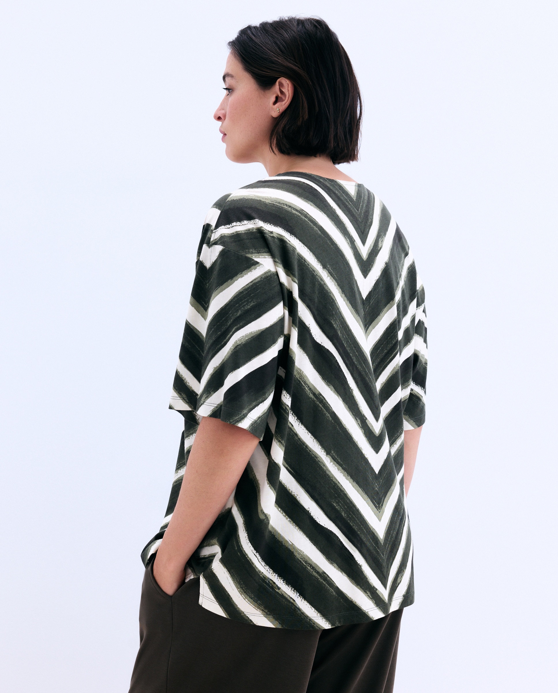 T-shirt com Decote em Bico e Risca Diagonal Verde-3