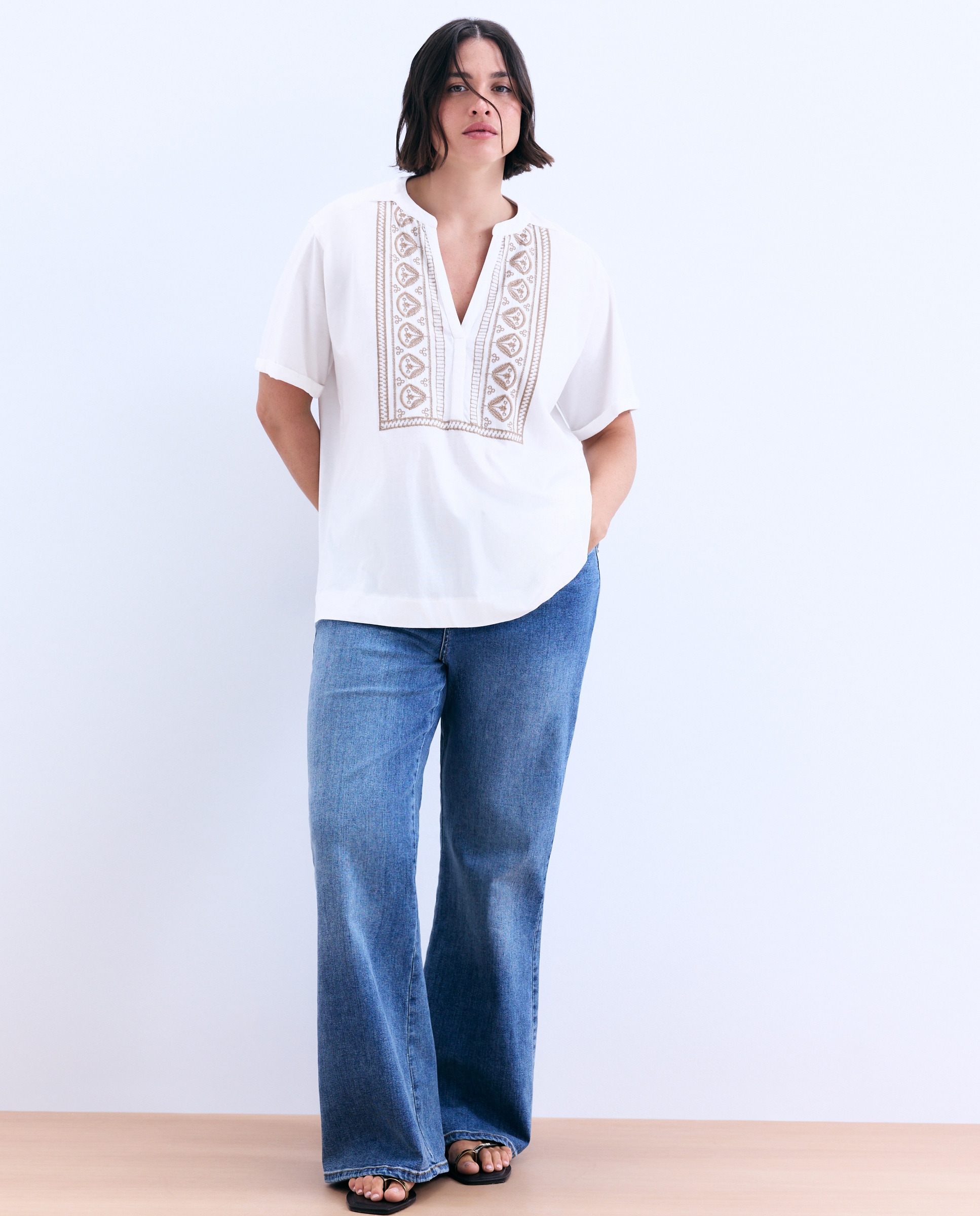 Imagem 0 de T-shirt com Bordado no Peitilho