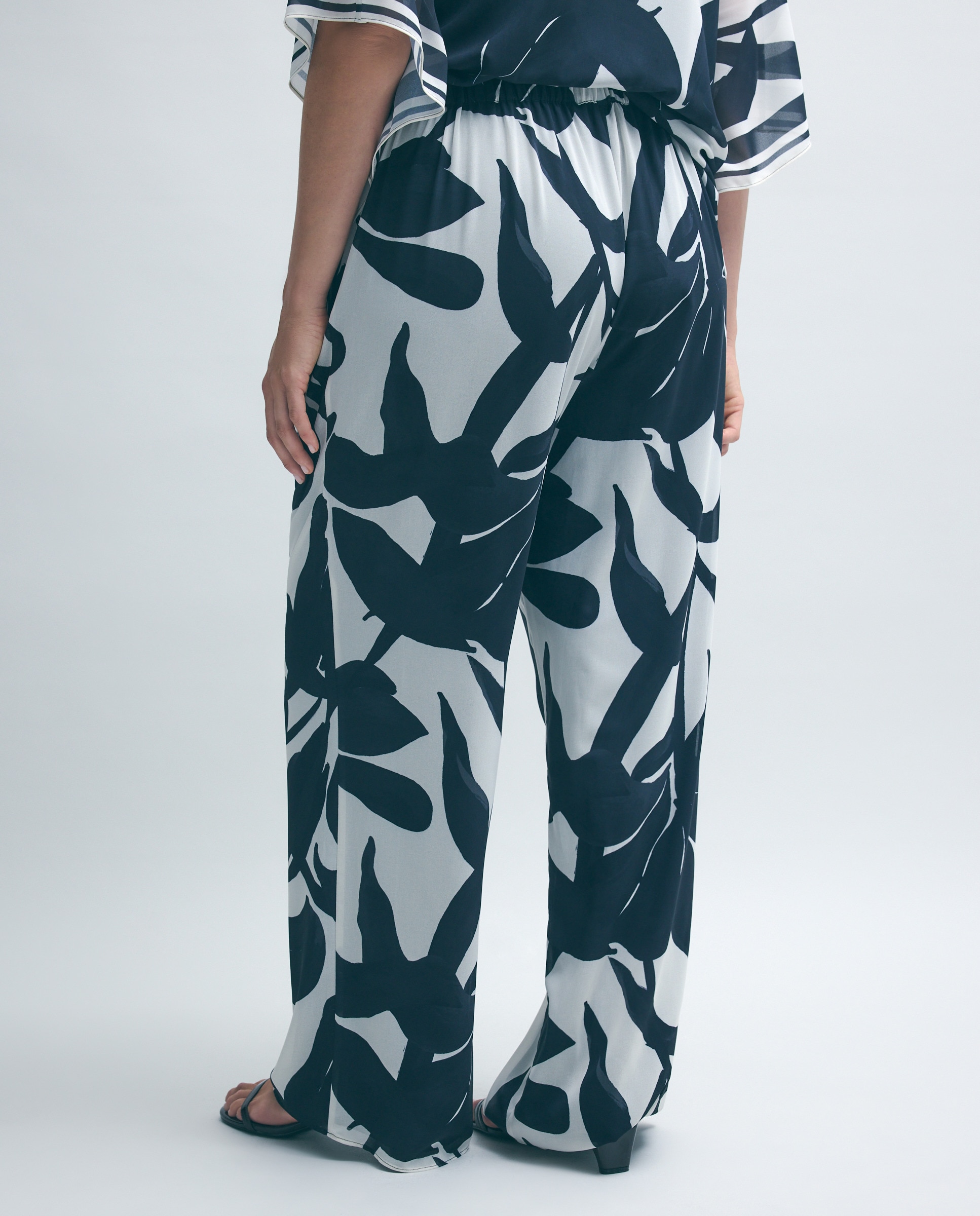 Calças Largas com Chiffon Estampado Preto-3