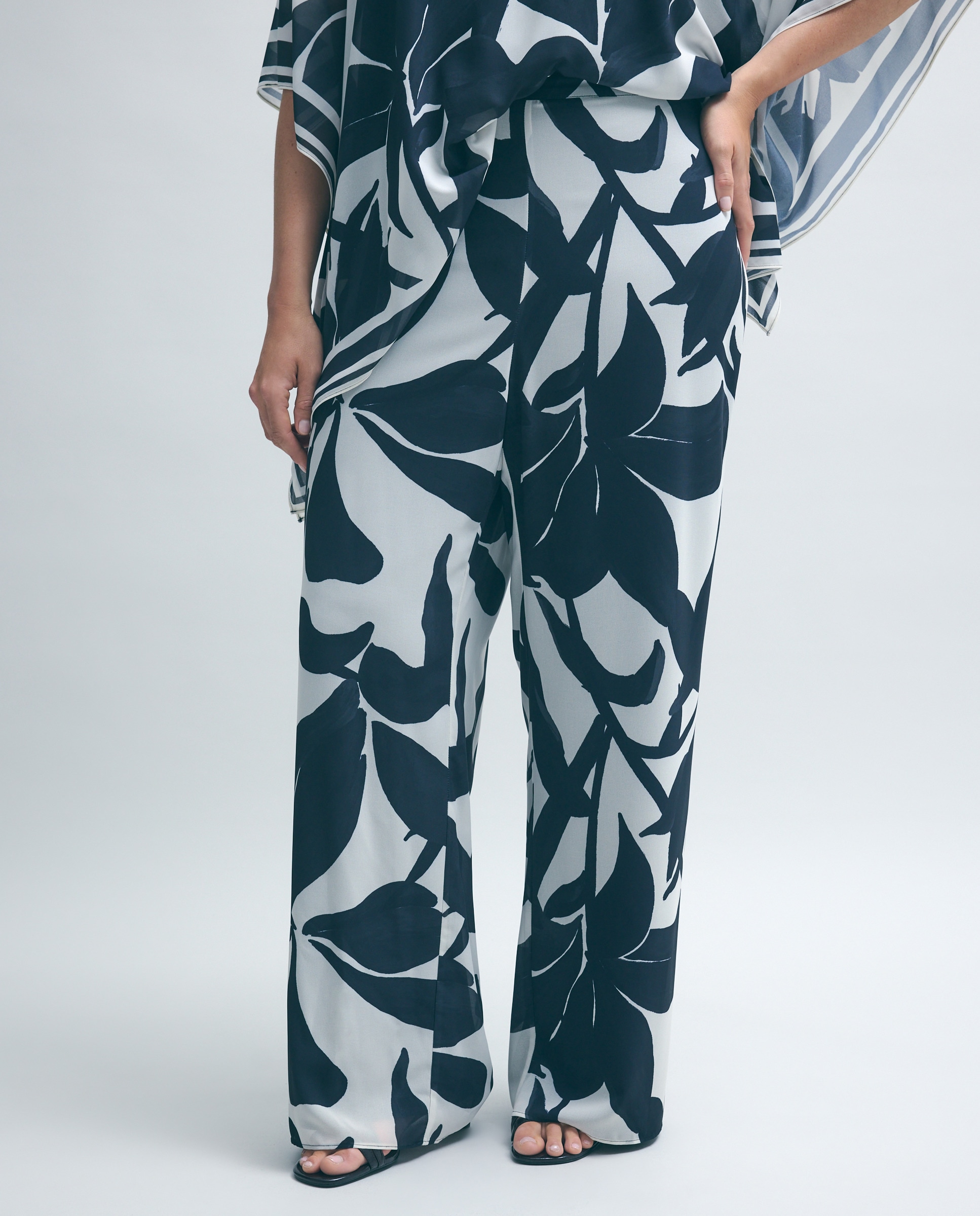 Calças Largas com Chiffon Estampado Preto-2