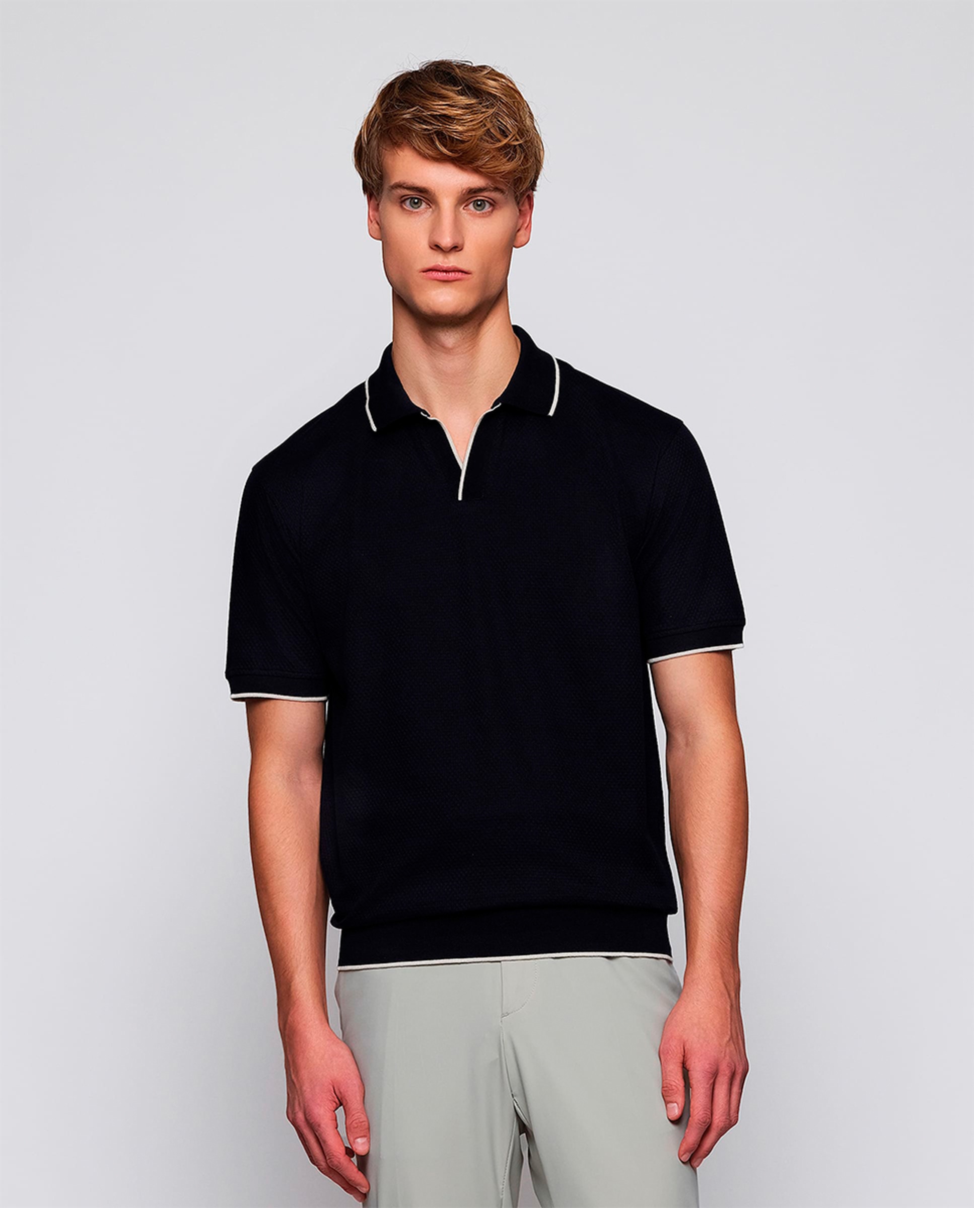 Imagem 0 de Polo Liso com Manga Curta e Gola em Bico Tamanhos Grandes