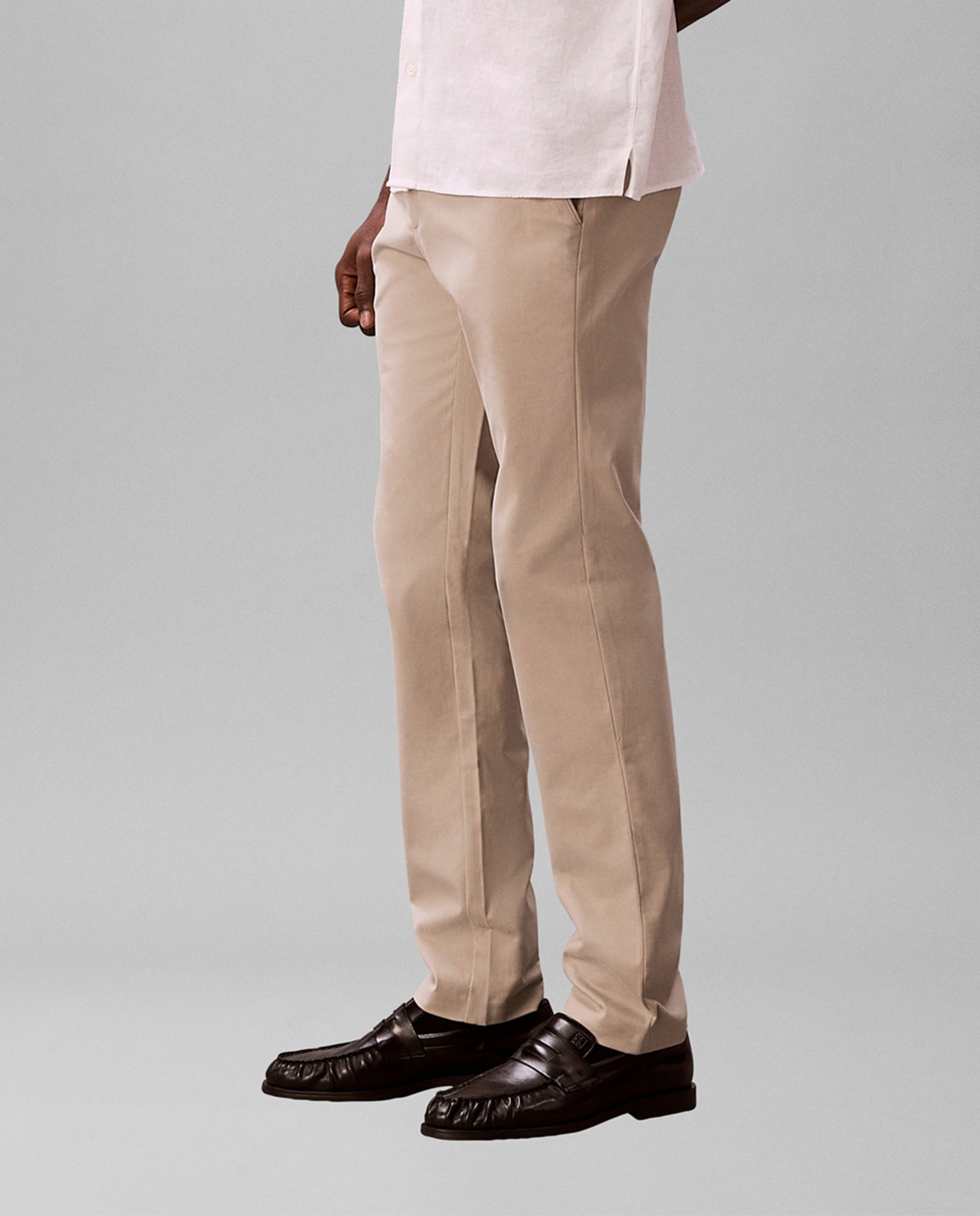 Calças Chino Acetinadas Justas Cinzento-claro-3