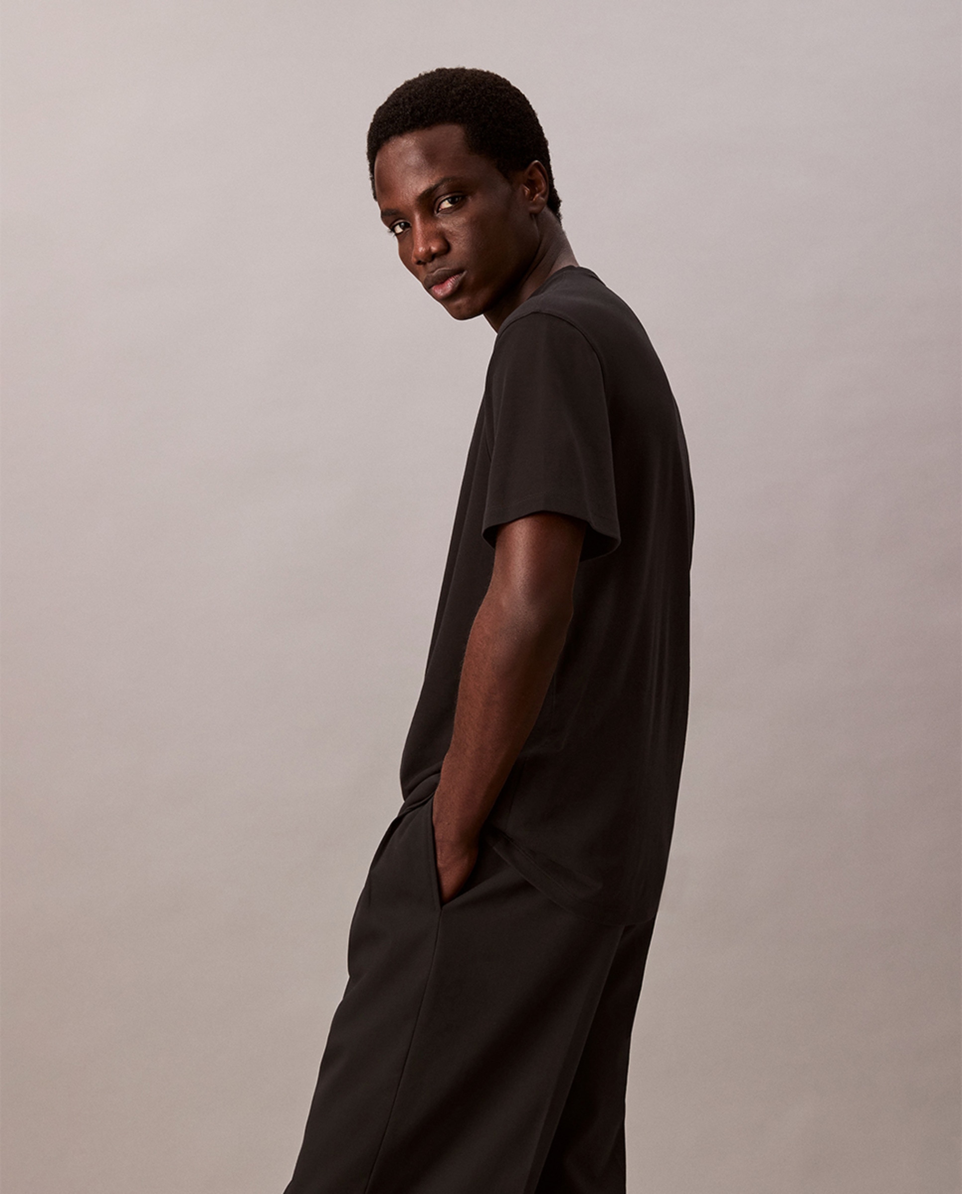 T-shirt com Logótipo Bordado Preto-5