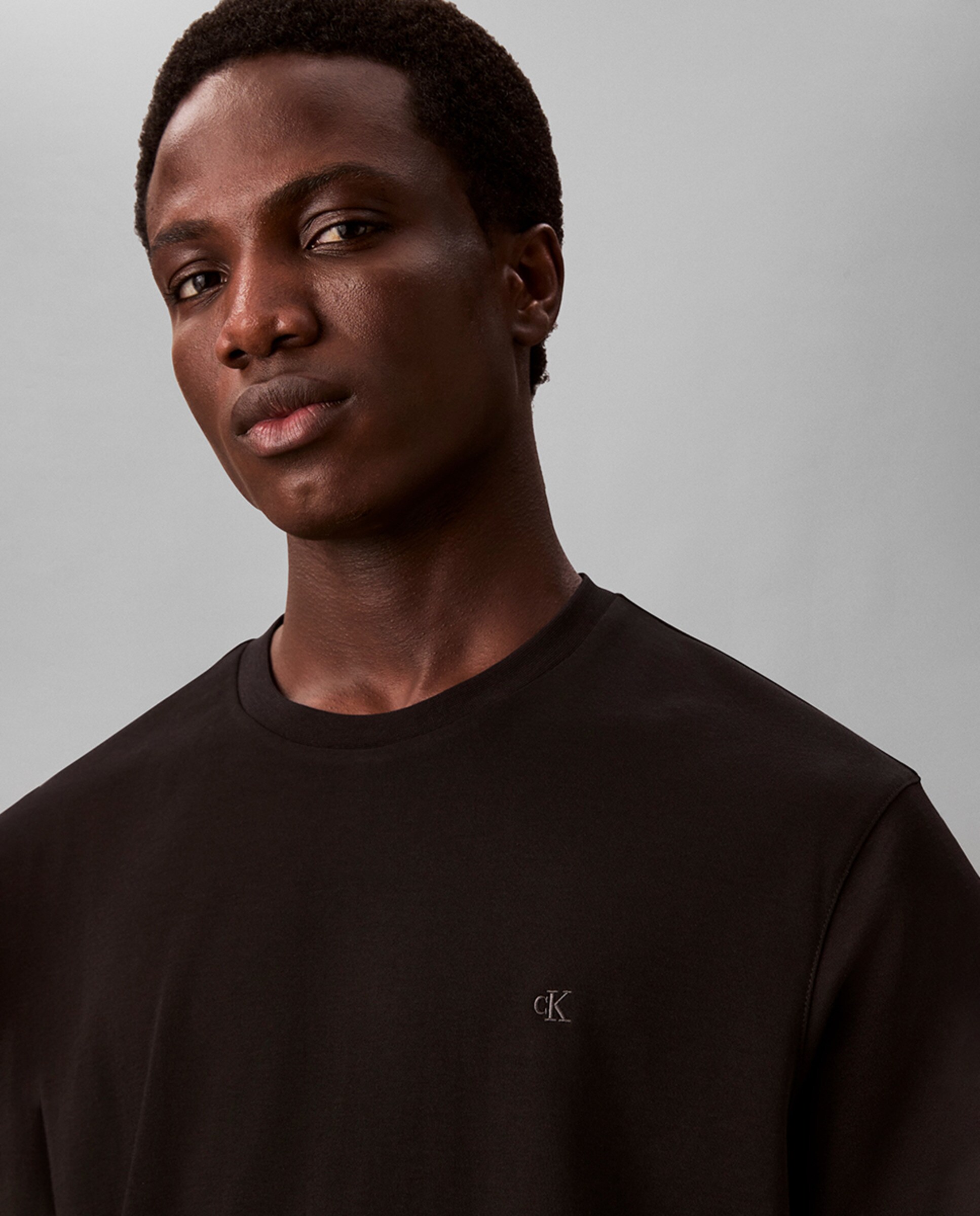 T-shirt com Logótipo Bordado Preto-3