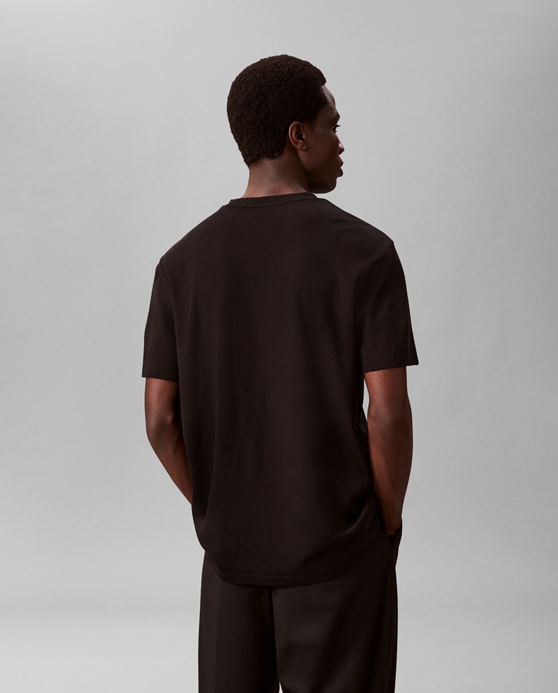 T-shirt com Logótipo Bordado Preto-2