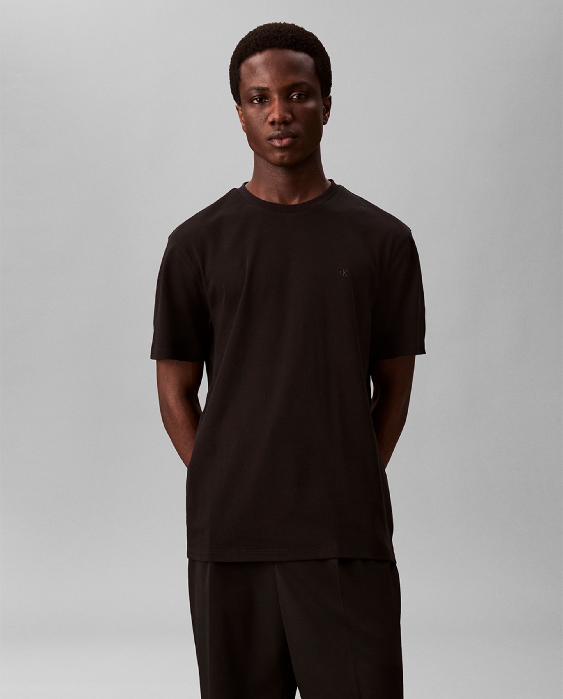 T-shirt com Logótipo Bordado Preto-1