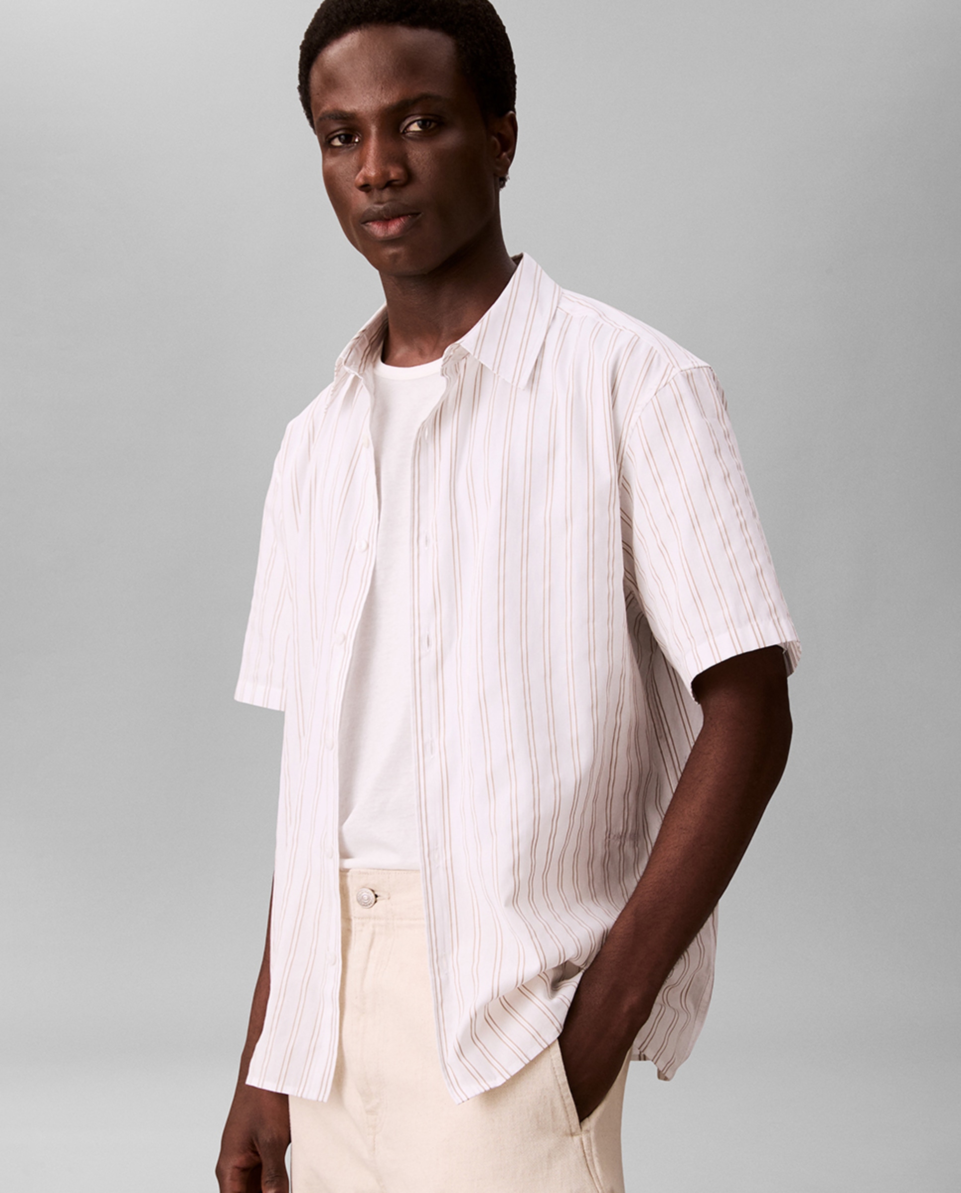 T-shirt com Logótipo Bordado Branco-3