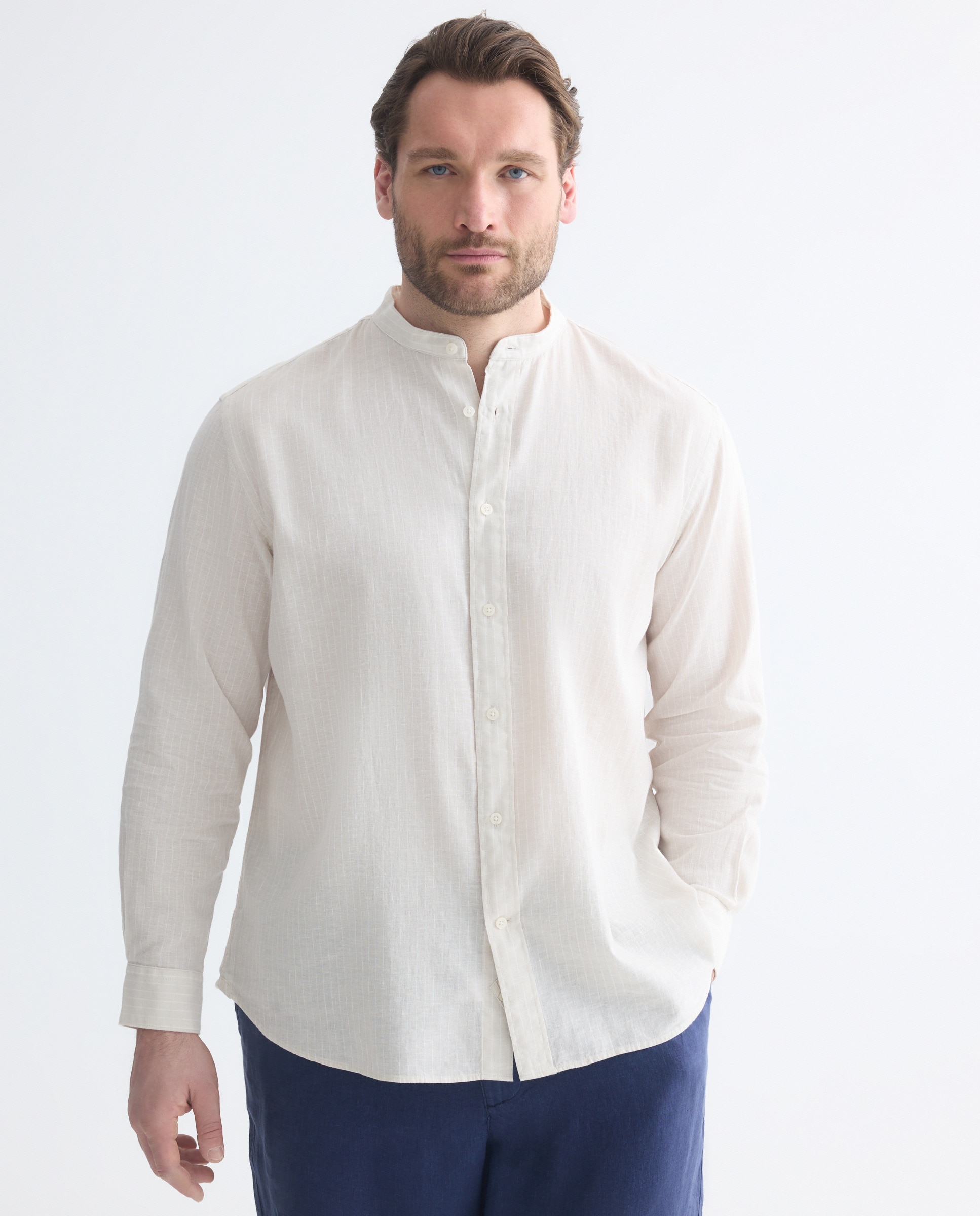 Imagem 0 de Camisa Casual às Riscas Tamanhos Grandes em Mistura de Linho com Manga Comprida e Gola à Padre