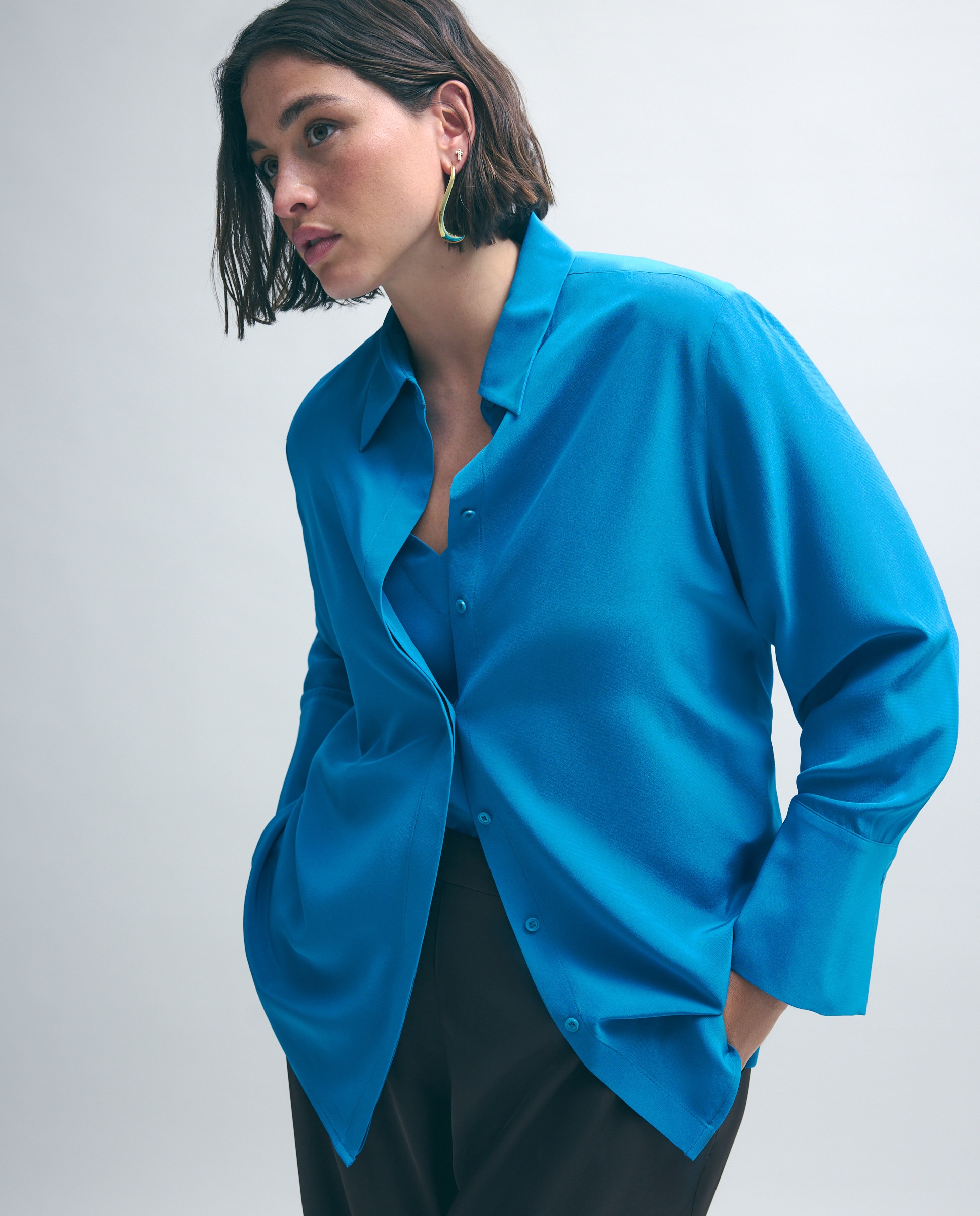 Imagem 0 de Blusa Tipo Camiseiro de Seda com Manga Comprida