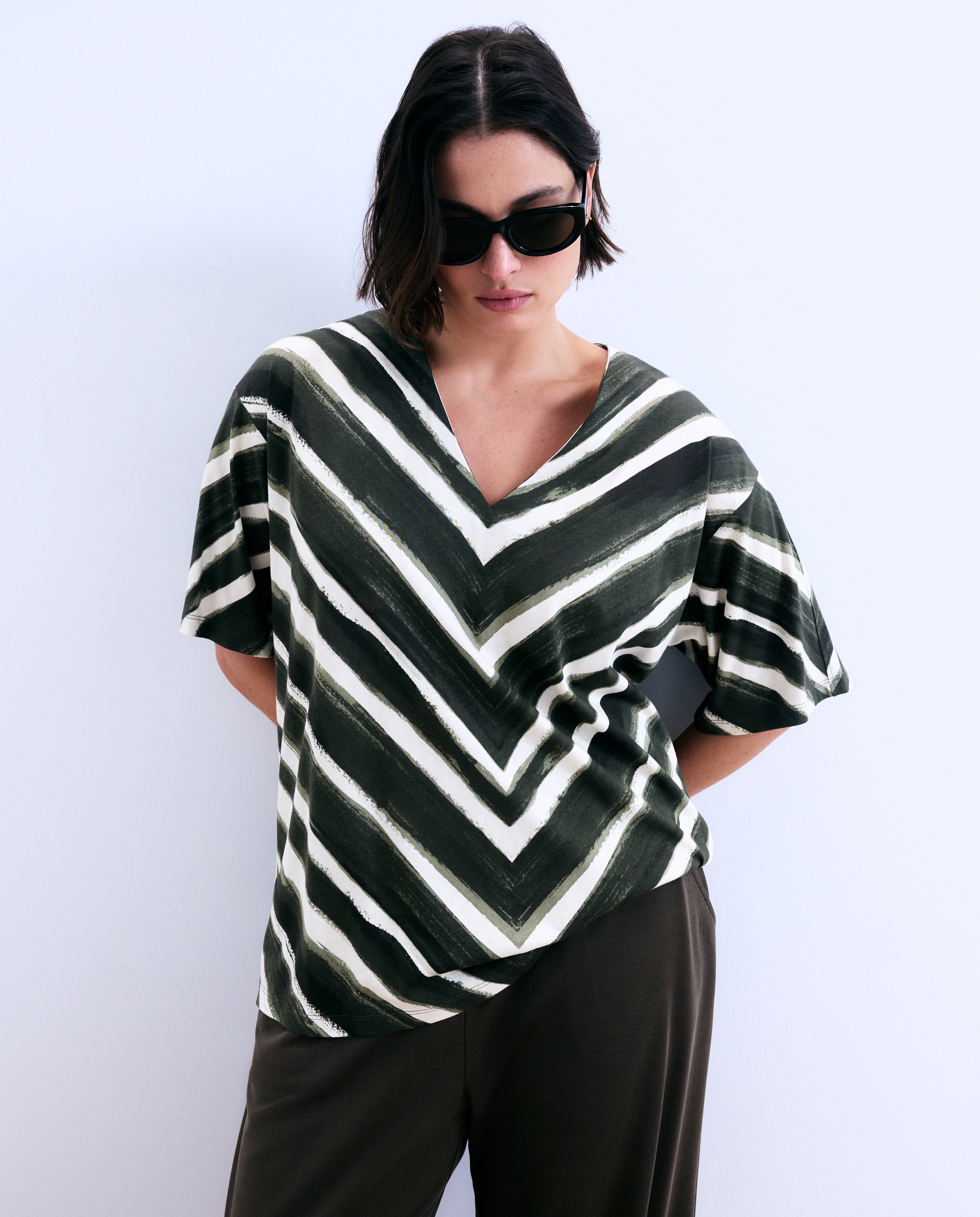 Imagem 0 de T-shirt com Decote em Bico e Risca Diagonal