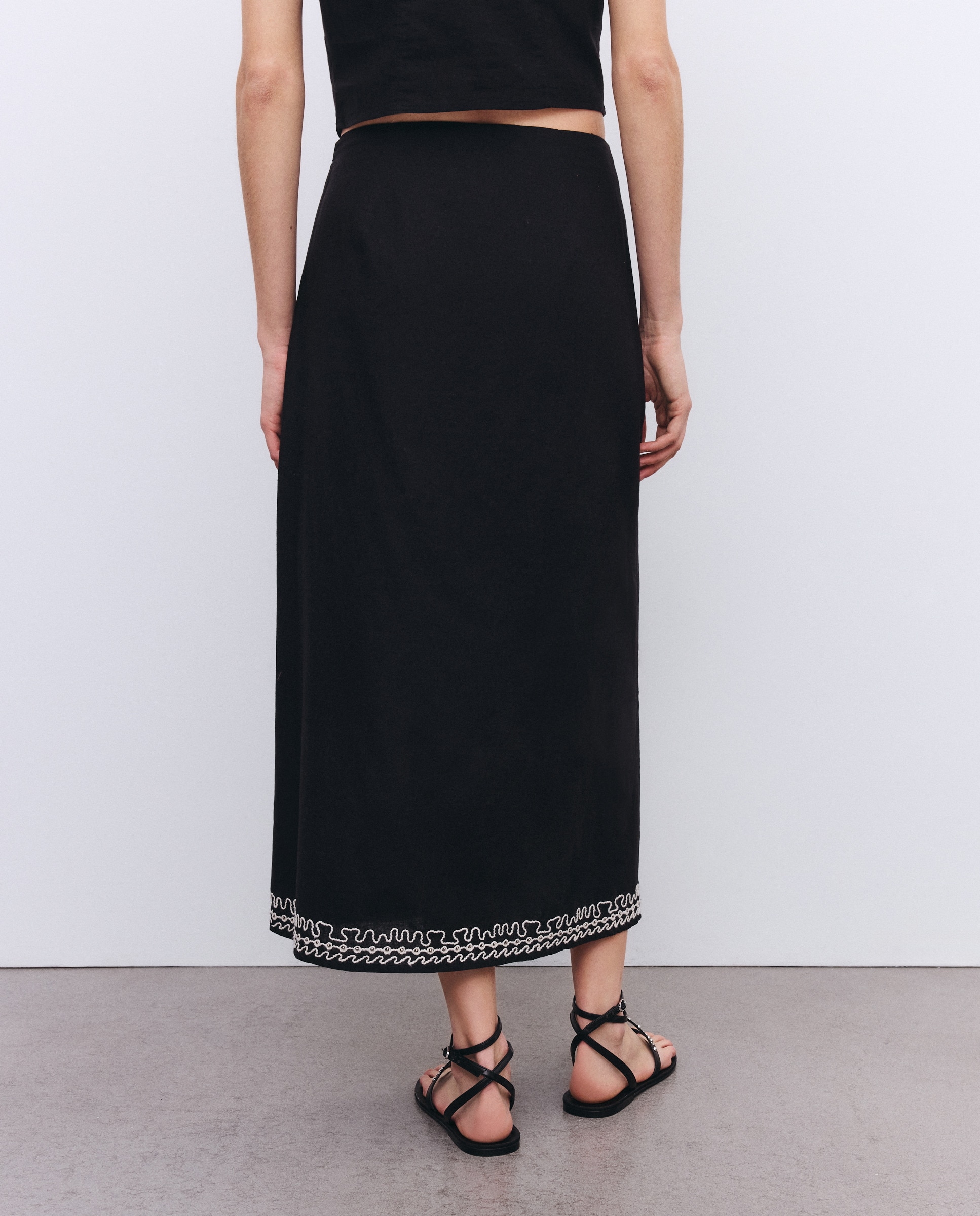 Saia Midi com Bordados Preto-3