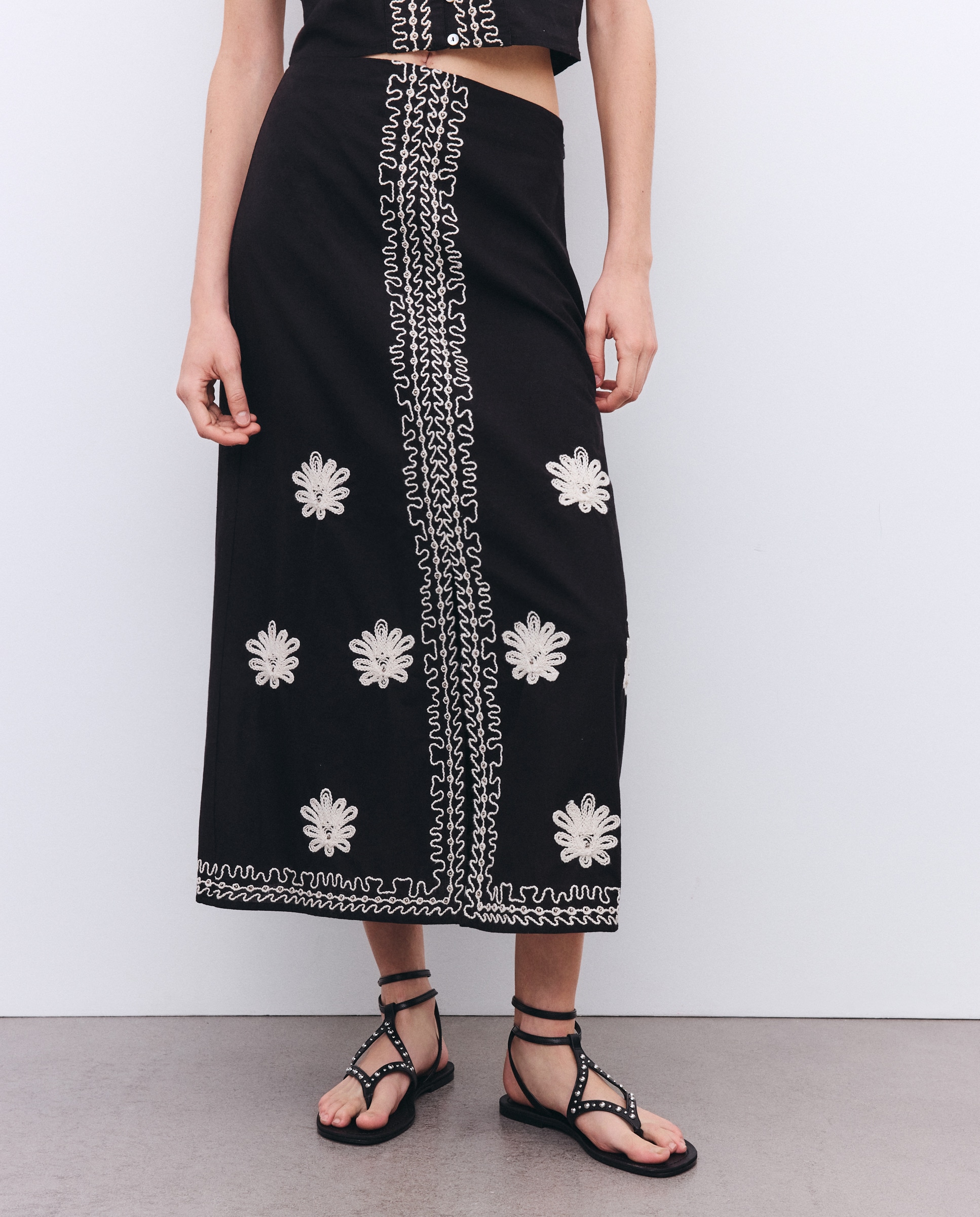 Saia Midi com Bordados Preto-2