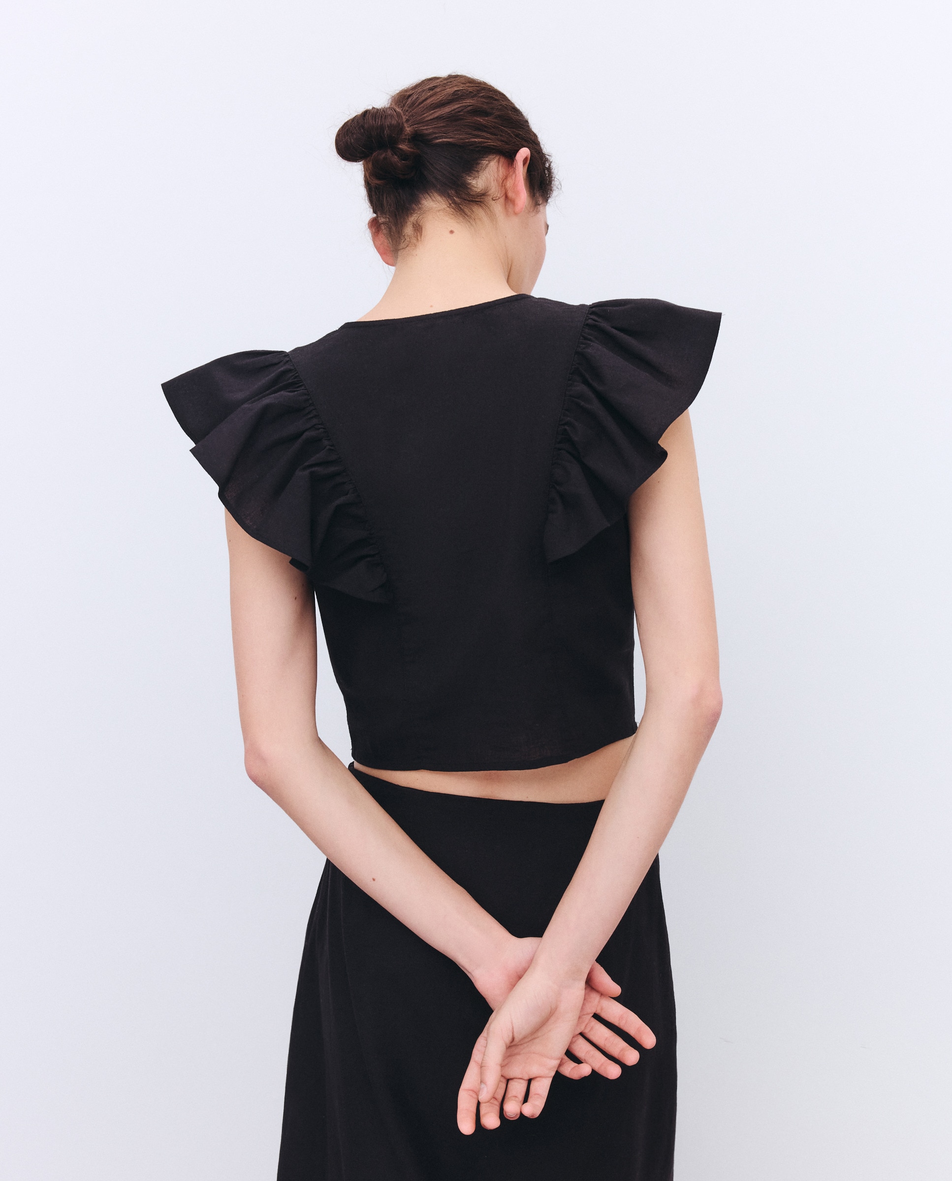 Blusa sem Mangas com Folho Preto-3