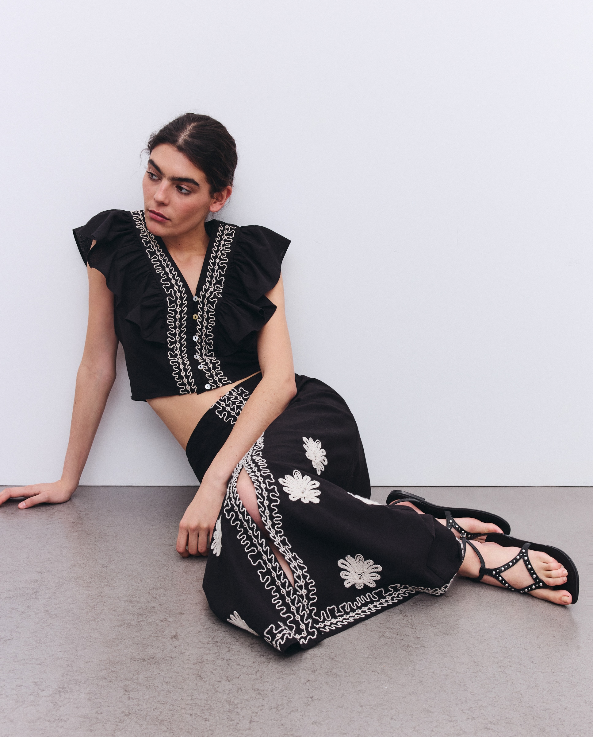 Blusa sem Mangas com Folho Preto-1