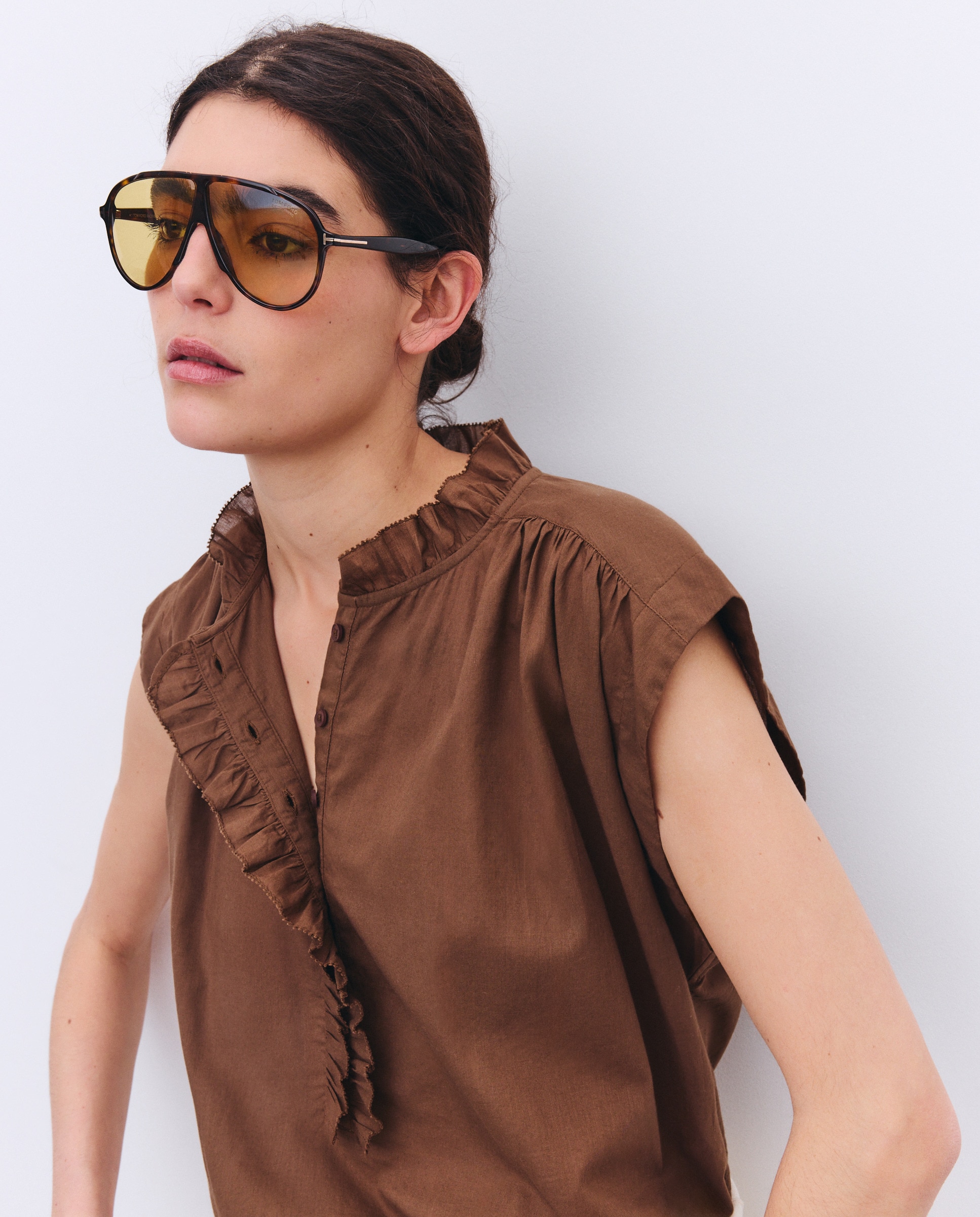 Blusa sem Mangas com Folho na Gola e Carcela Castanho-4