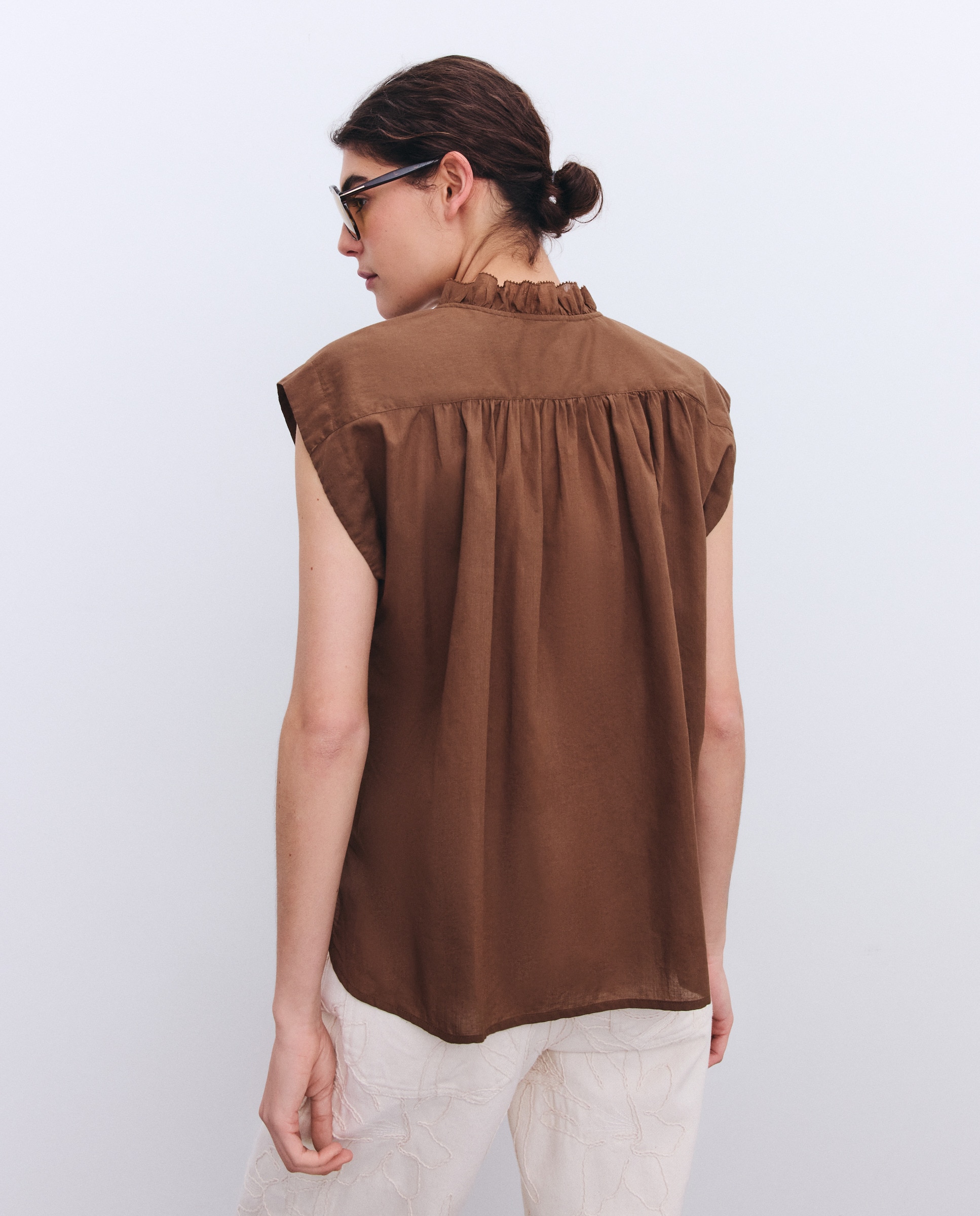 Blusa sem Mangas com Folho na Gola e Carcela Castanho-3