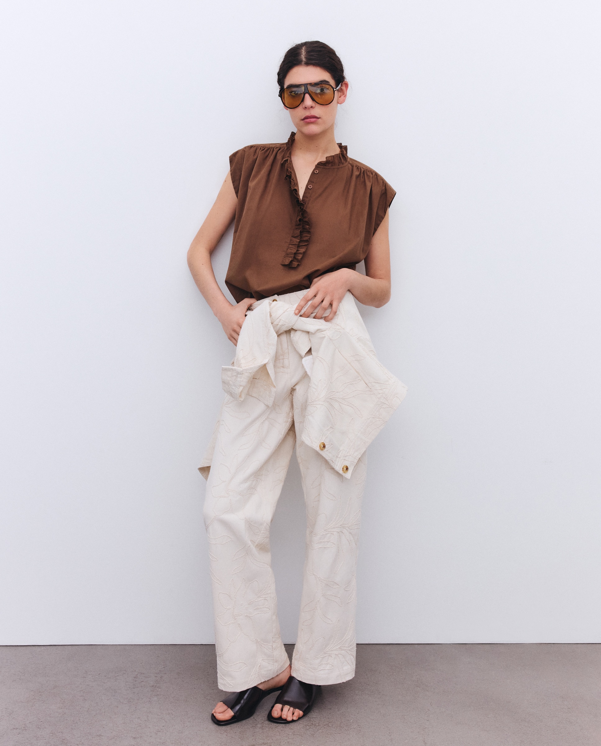 Blusa sem Mangas com Folho na Gola e Carcela Castanho-2