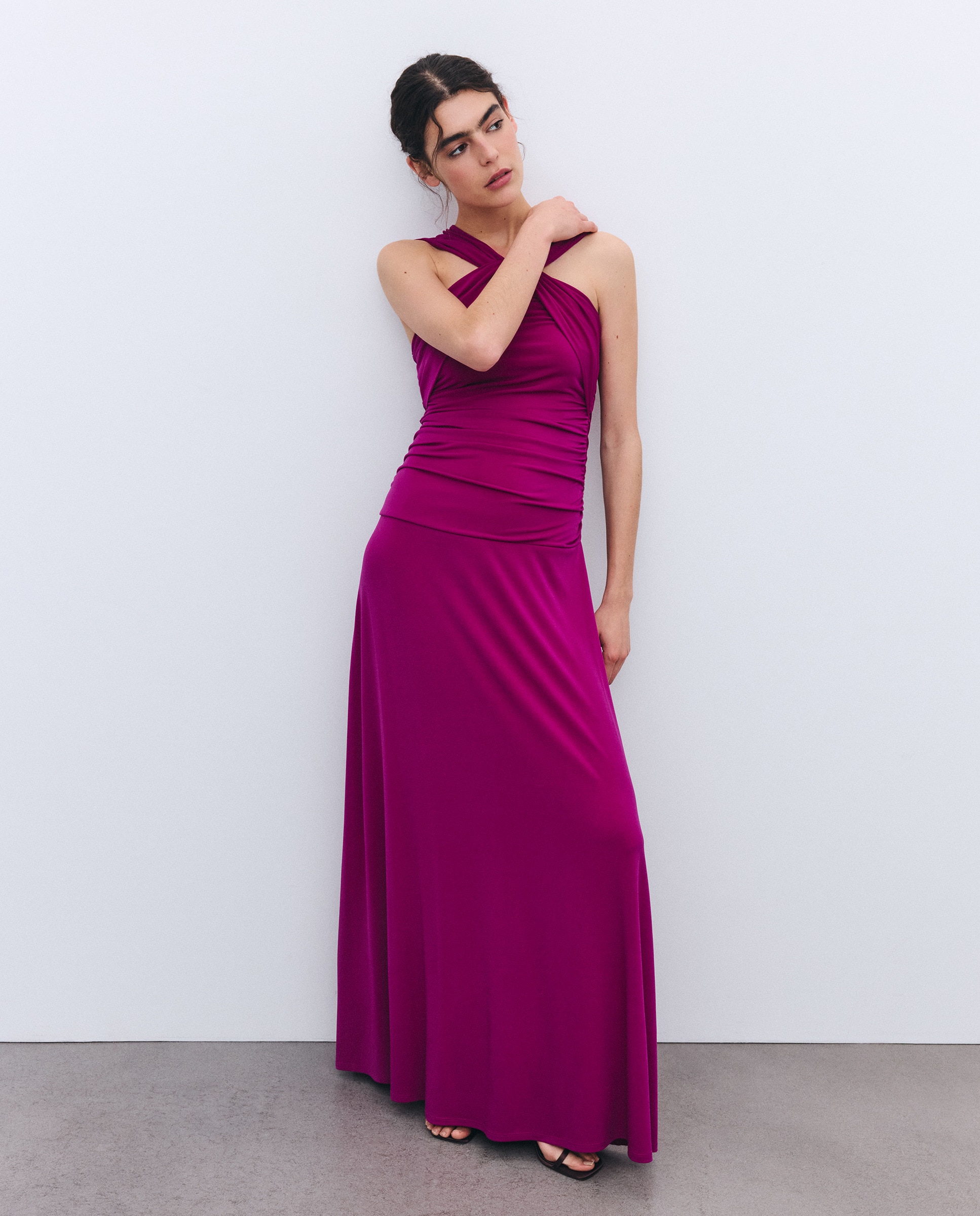 Imagem 0 de Vestido Halter Drapeado em Tecido Elástico