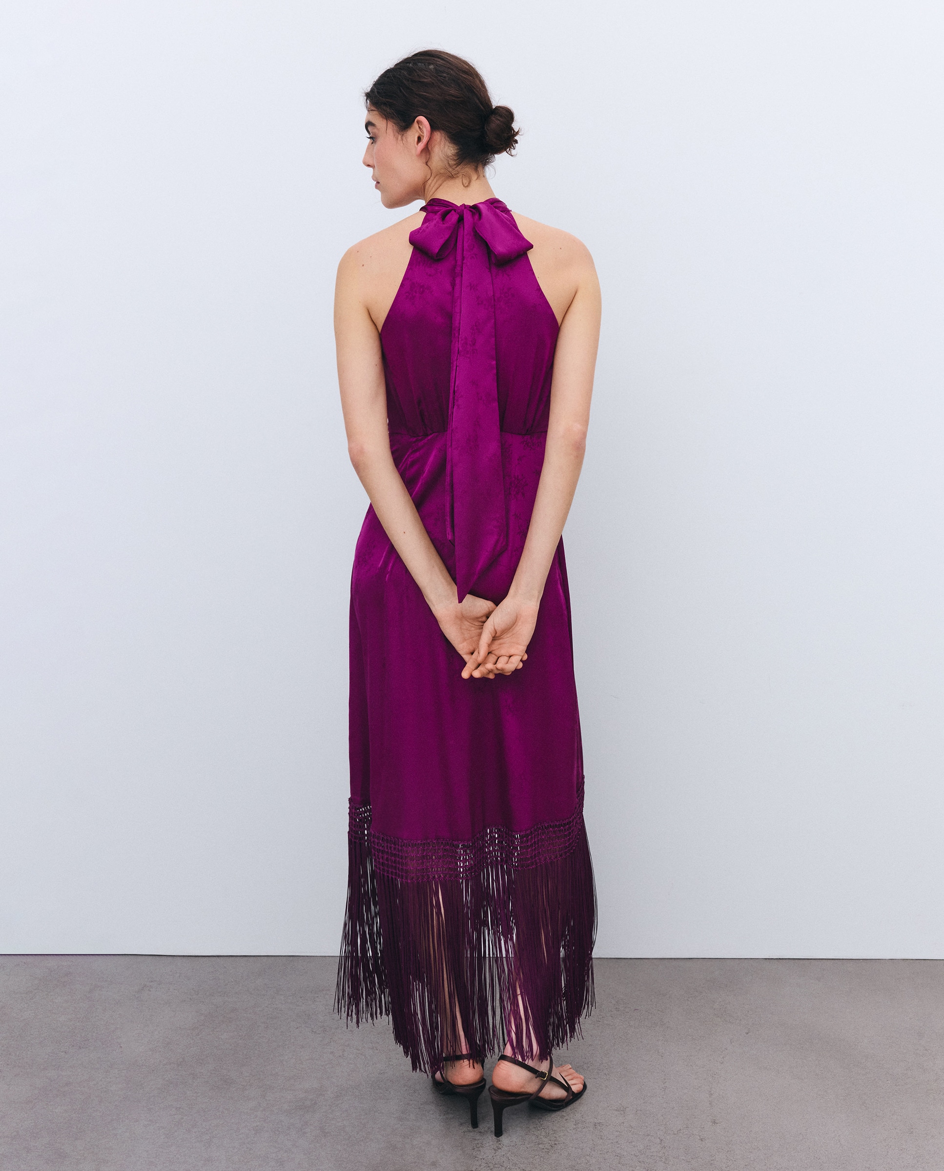 Vestido com Franjas e Decote Halter Púrpura-3