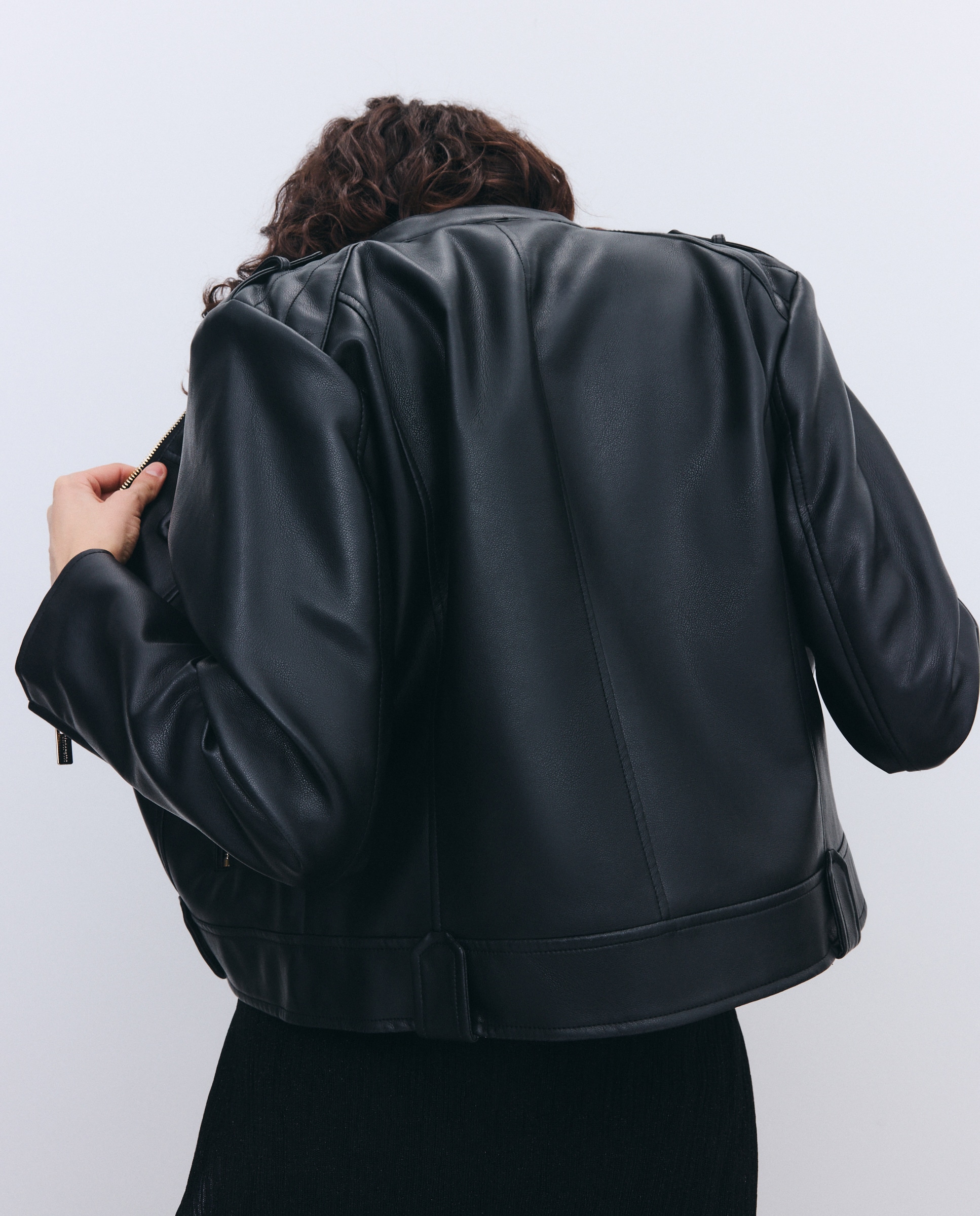 Blusão Biker com Efeito de Pele e Debruados Preto-4