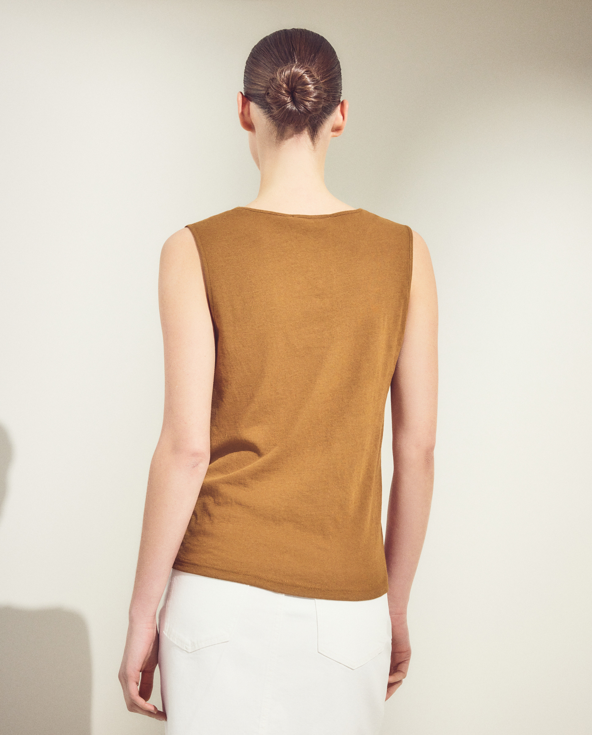 T-shirt sem mangas e com decote em bico 371 Óleo-3