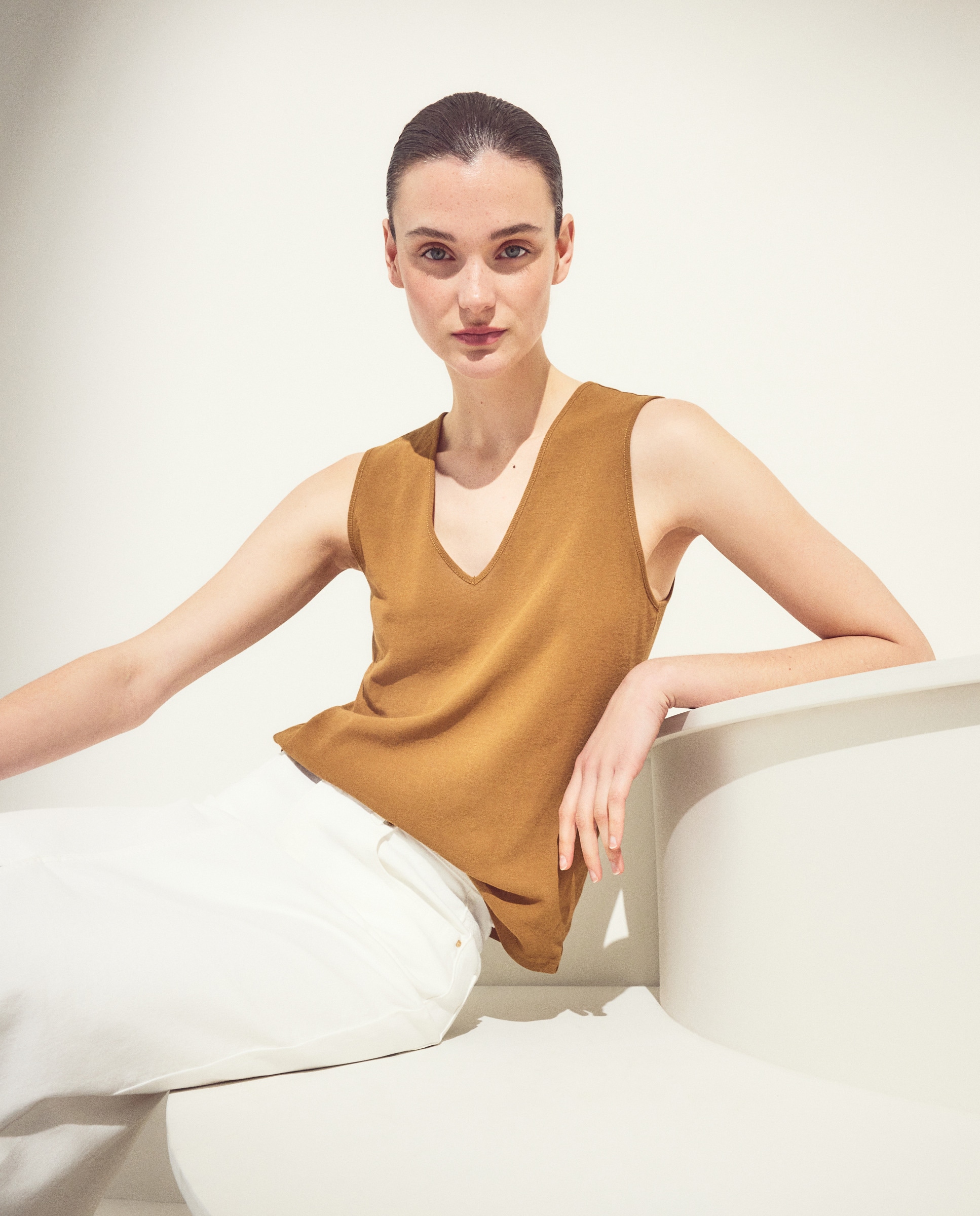 T-shirt sem mangas e com decote em bico 371 Óleo-1