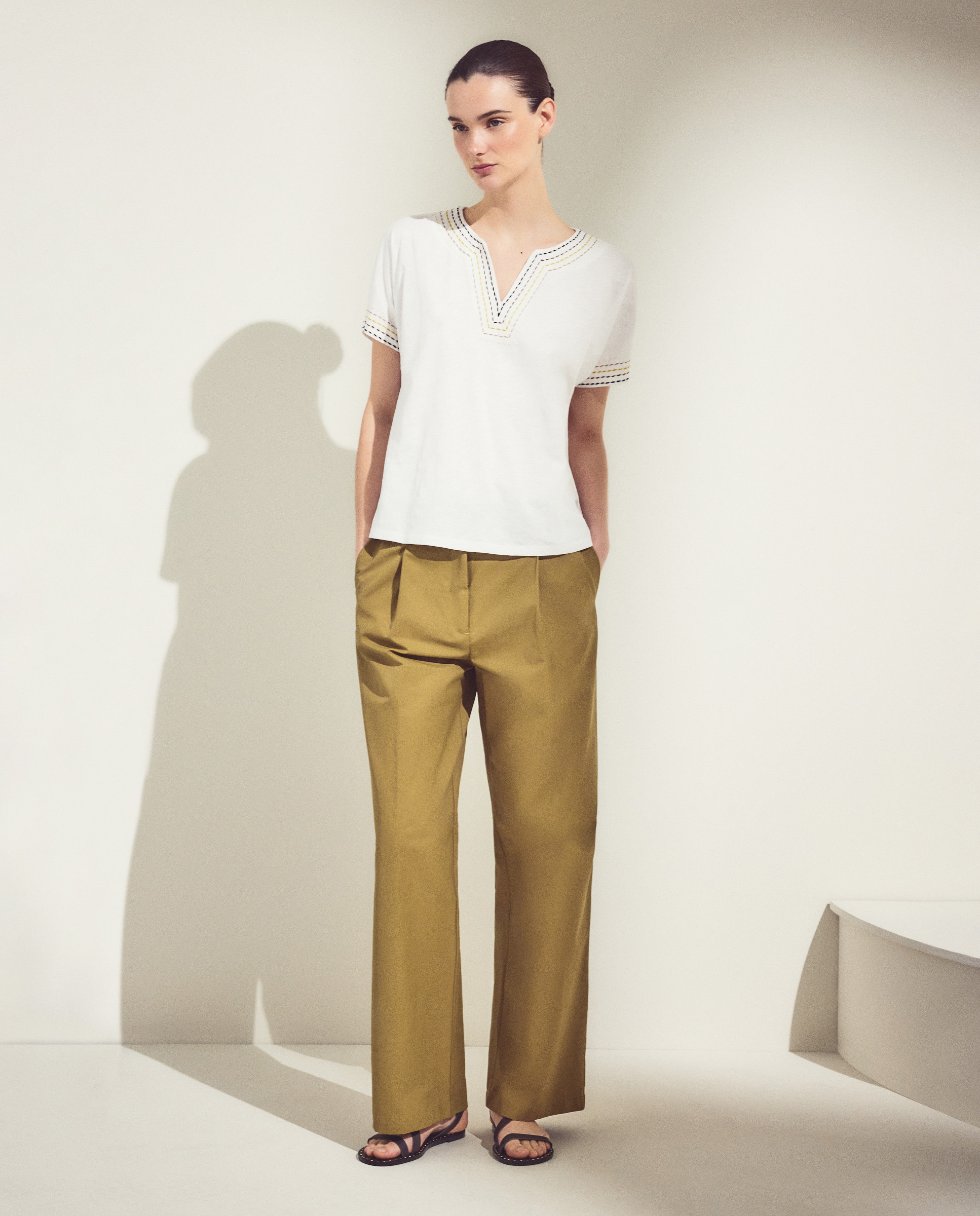 Calças Chino Largas com Prega Invertida 370 Ocre-1