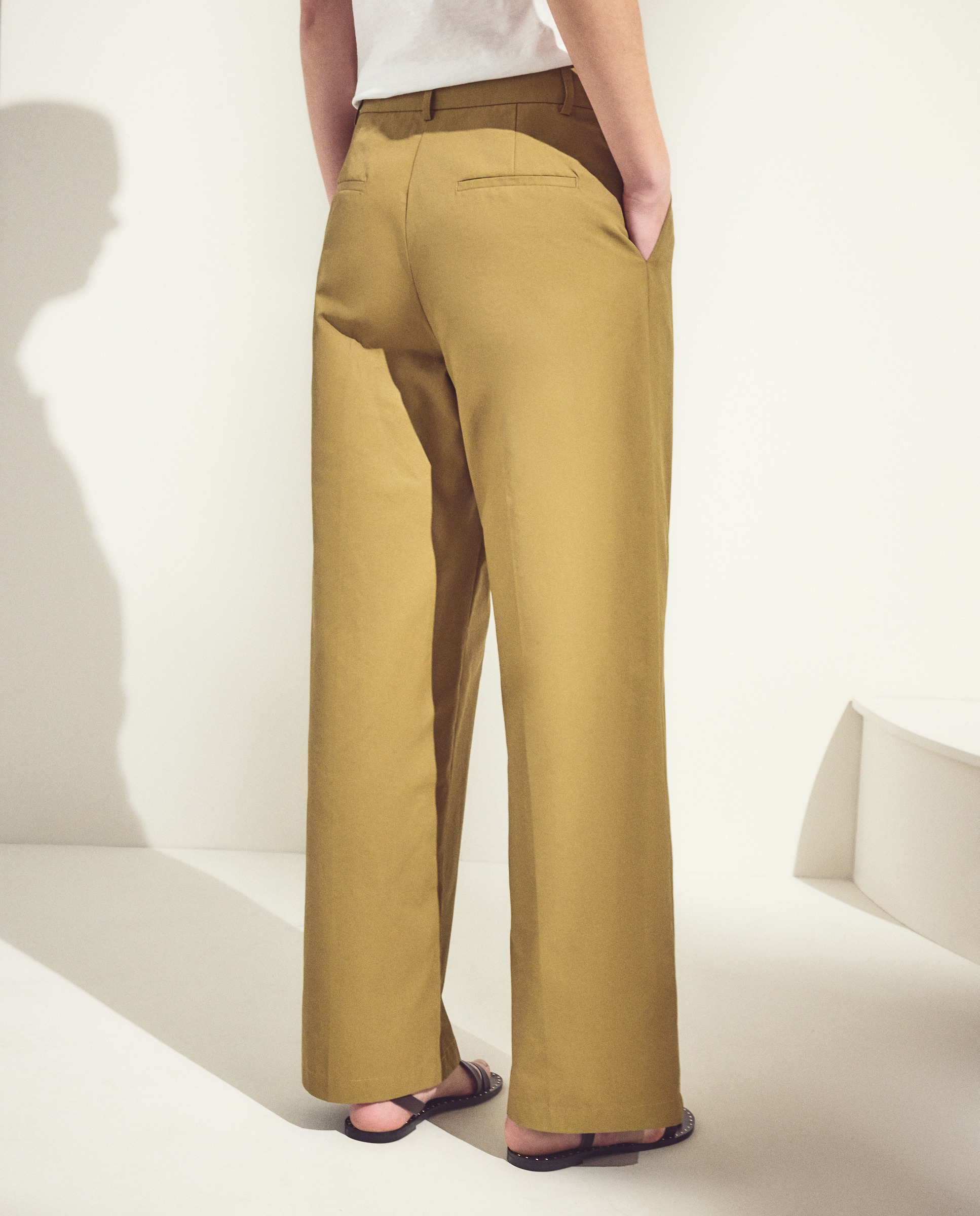 Calças Chino Largas com Prega Invertida 370 Ocre-3