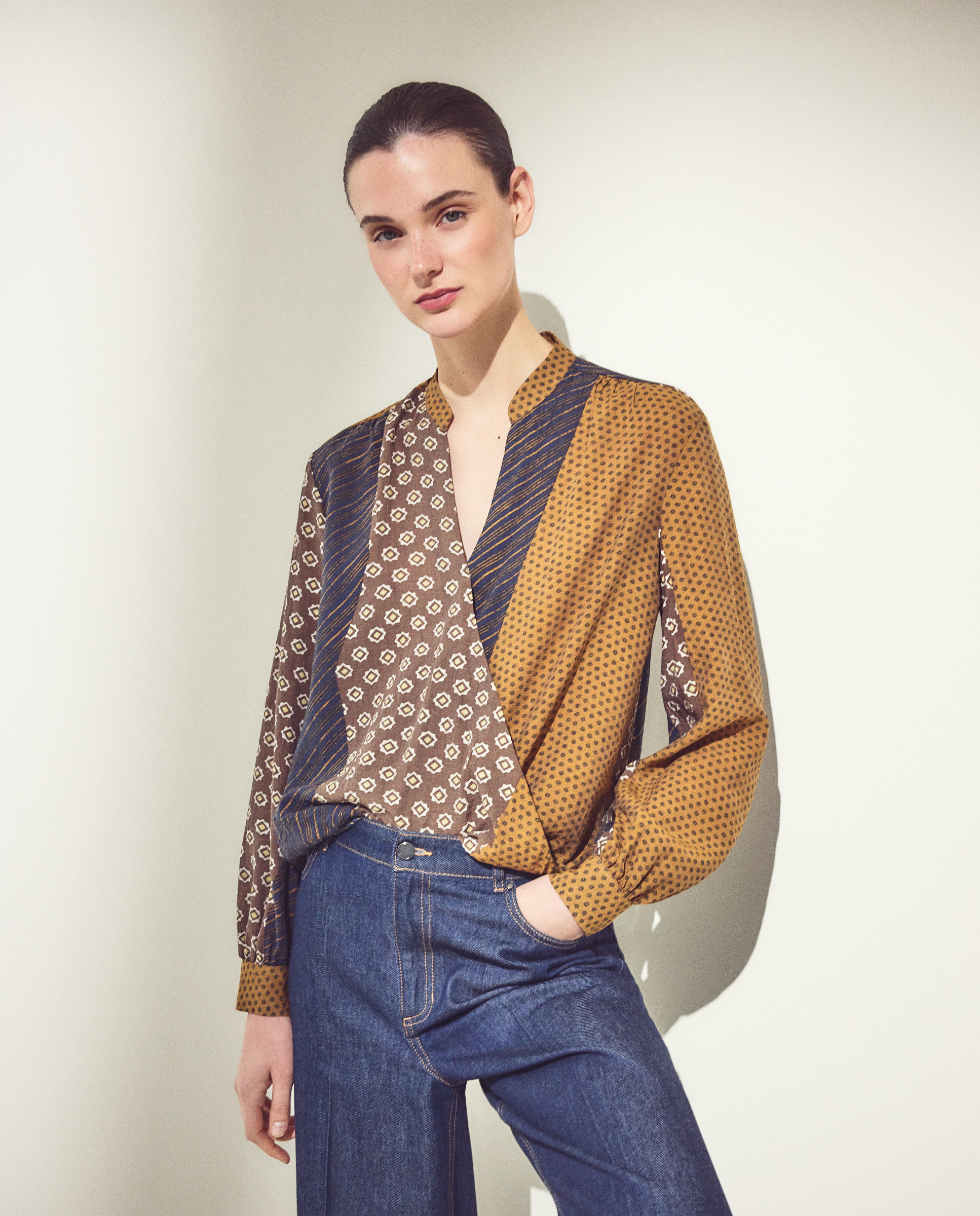 Imagem 0 de Blusa de Manga Comprida Cruzada com Estampado de Gravata