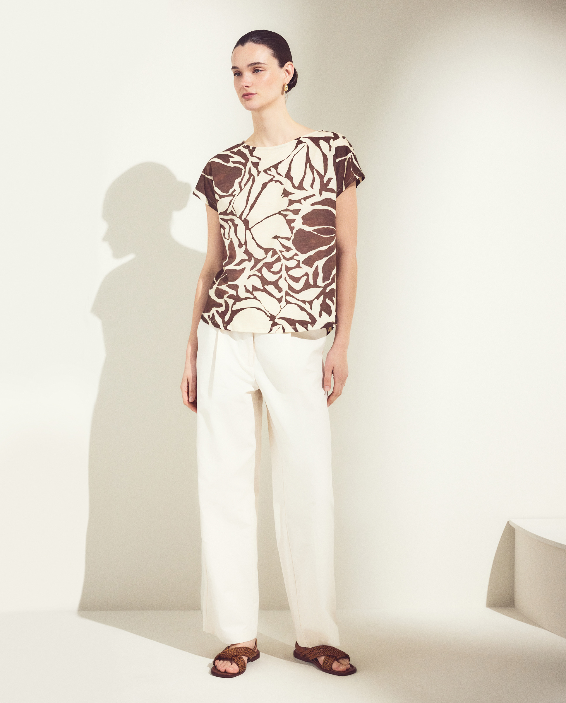 T-shirt de mulher com manga curta e estampado floral Castanho-3