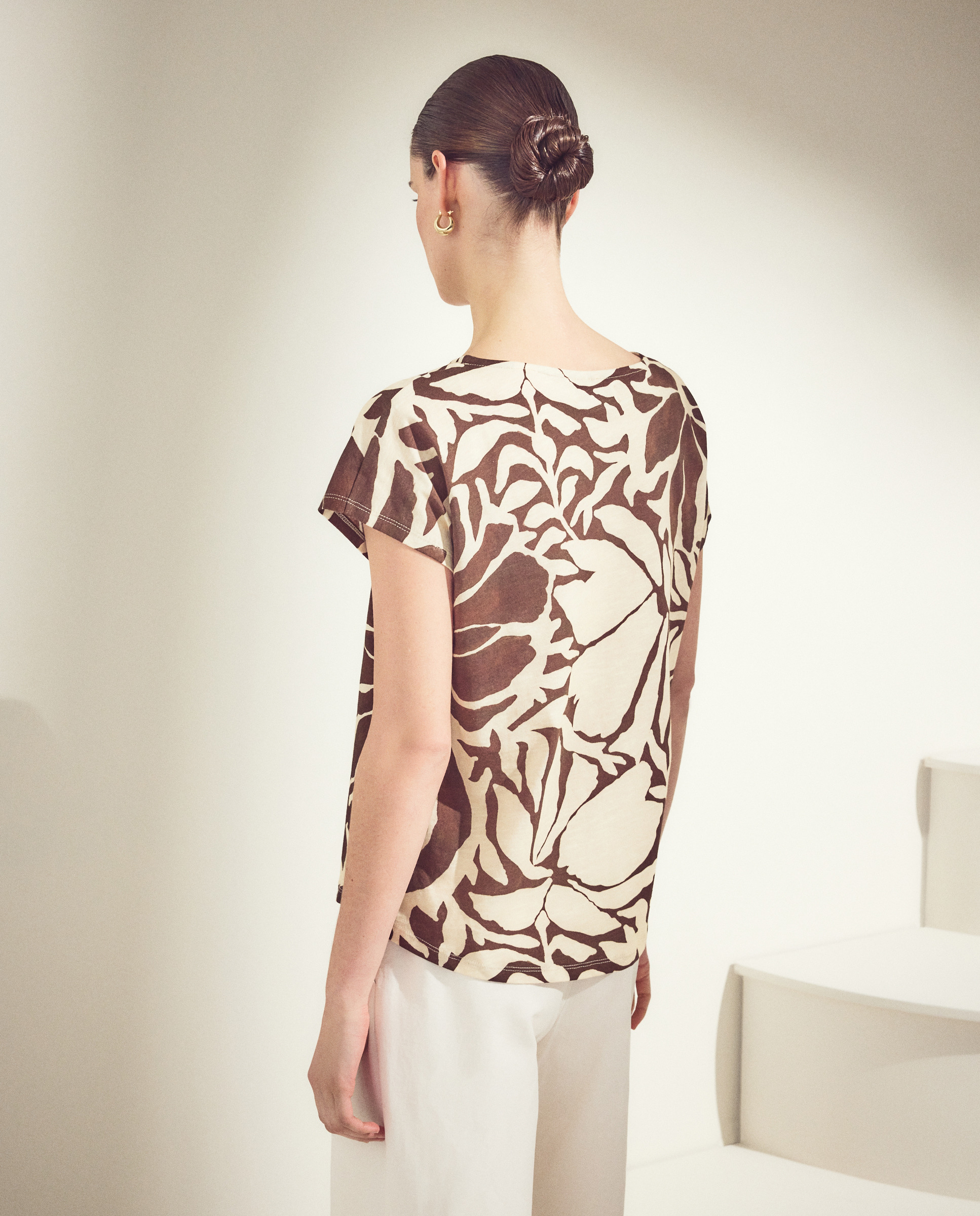 T-shirt de mulher com manga curta e estampado floral Castanho-2