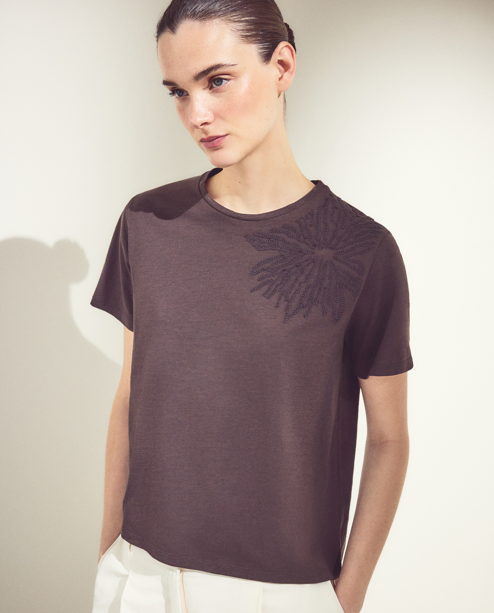 Imagem 0 de T-shirt de Manga Curta com Bordado Floral no Ombro