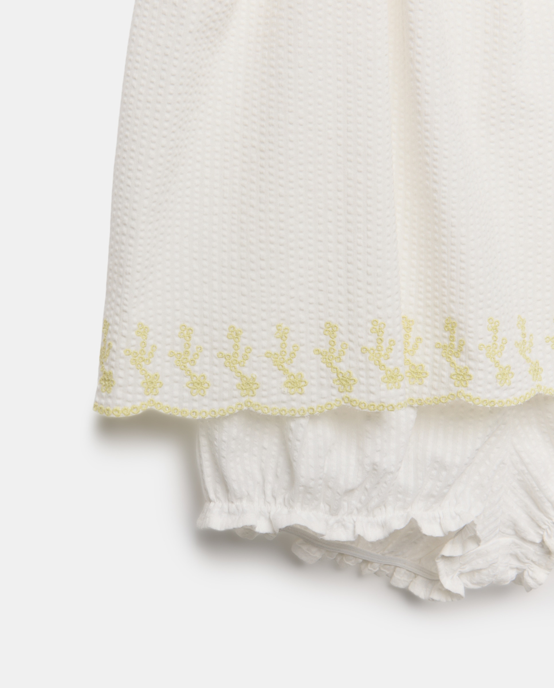 Pijama Curto de Alças com Bordados Cor de Lima Branco-5