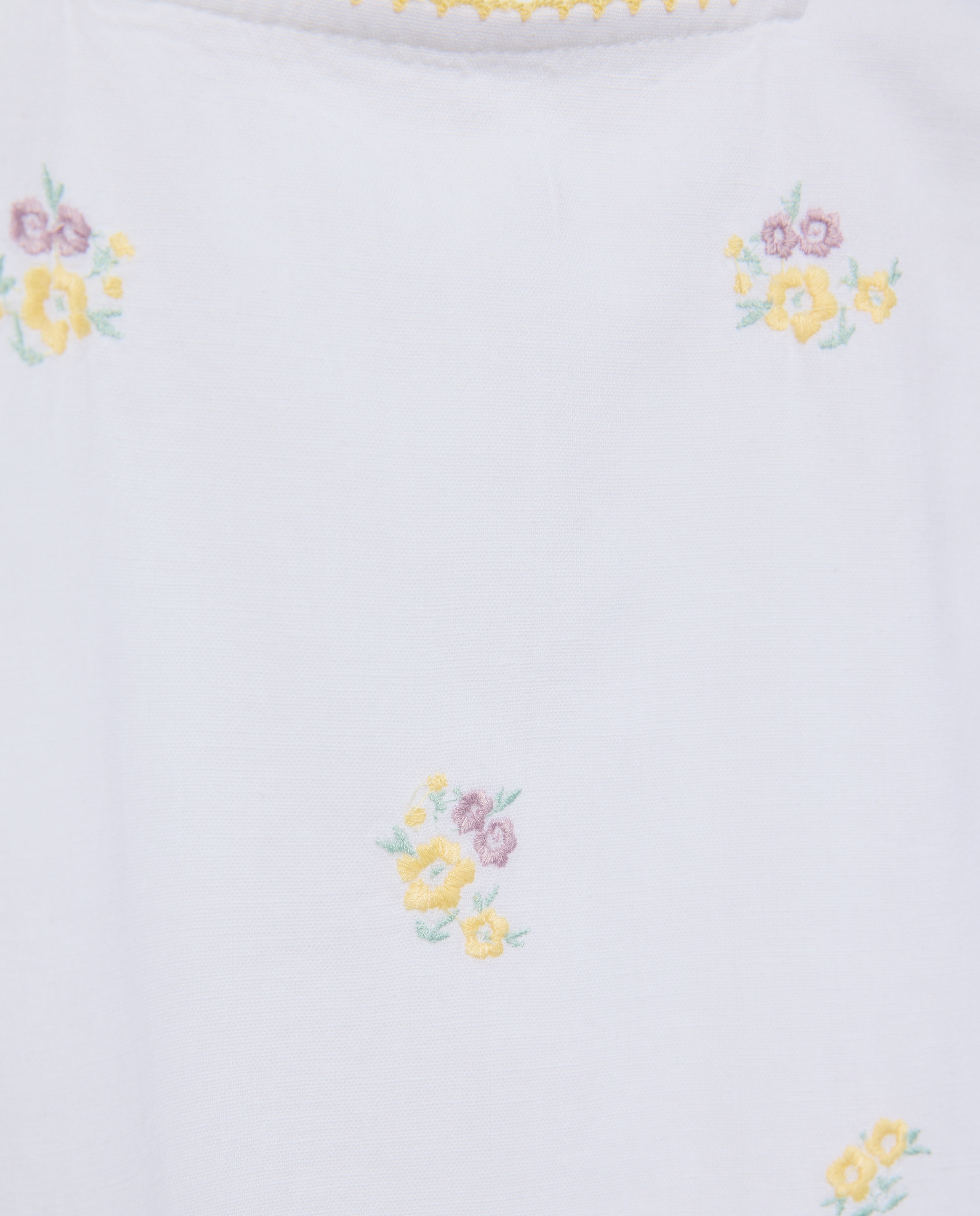 Blusa niña con bordados Blanco-3