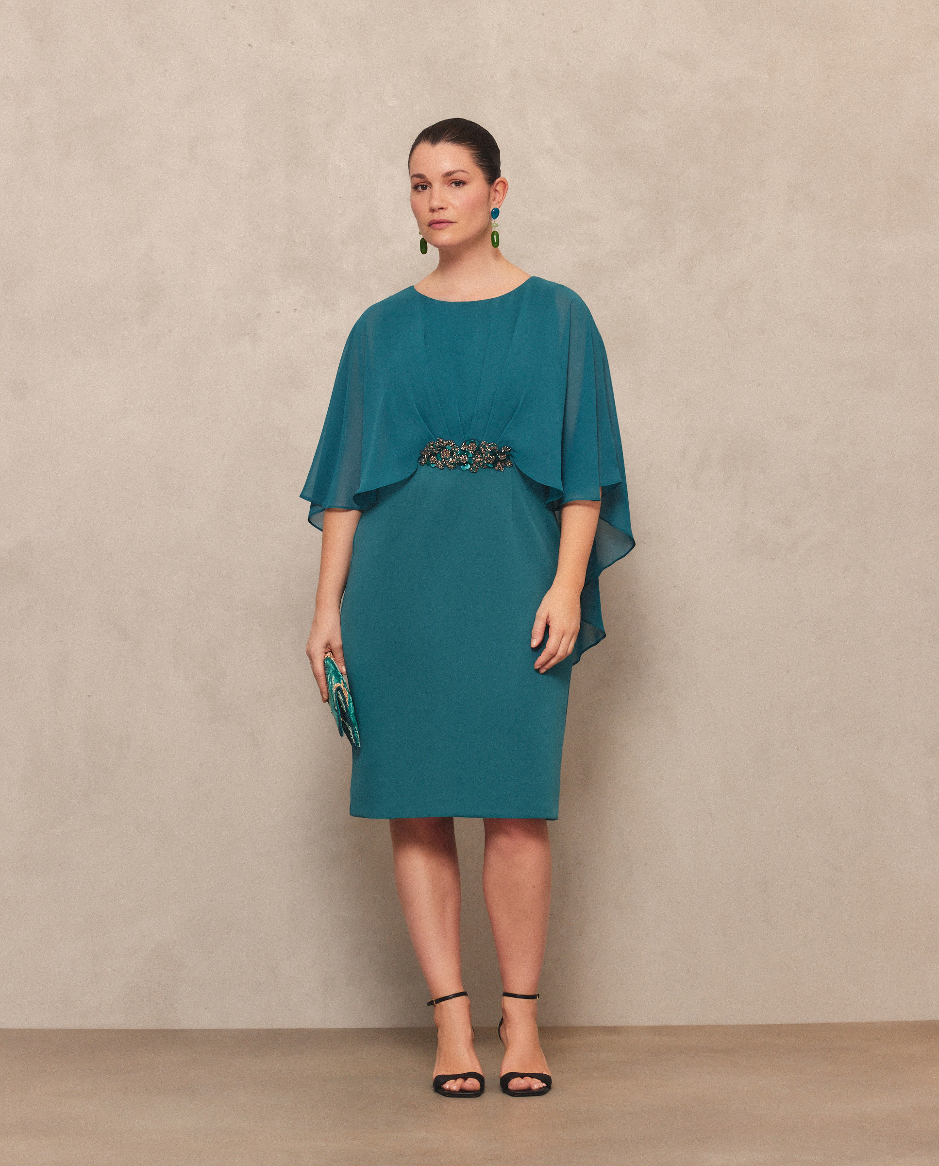 Vestido Curto Elástico com Capa e Pregadeira na Cintura 530 Verde Escuro-4