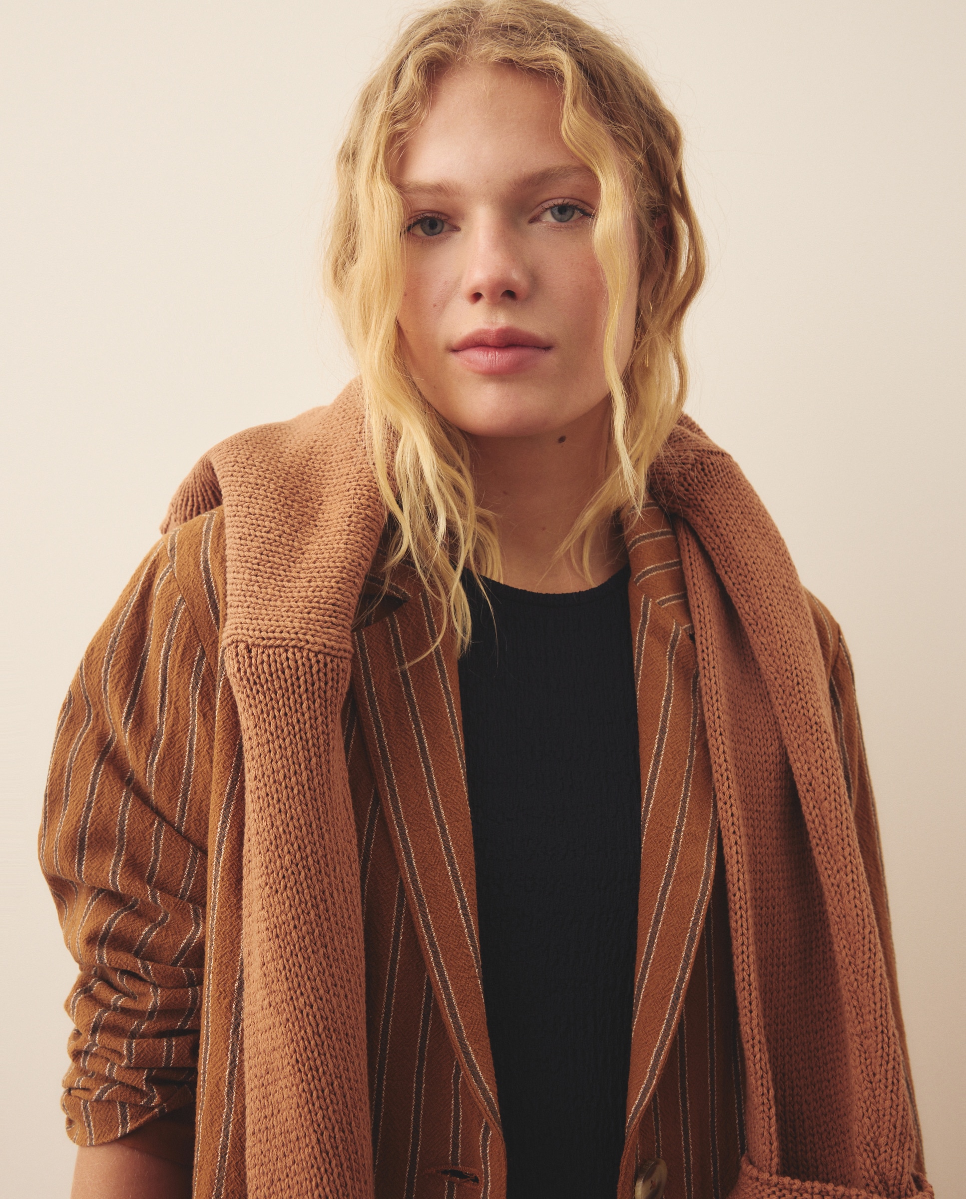 Blazer Rústico com Estampado de Riscas Finas Castanho-3