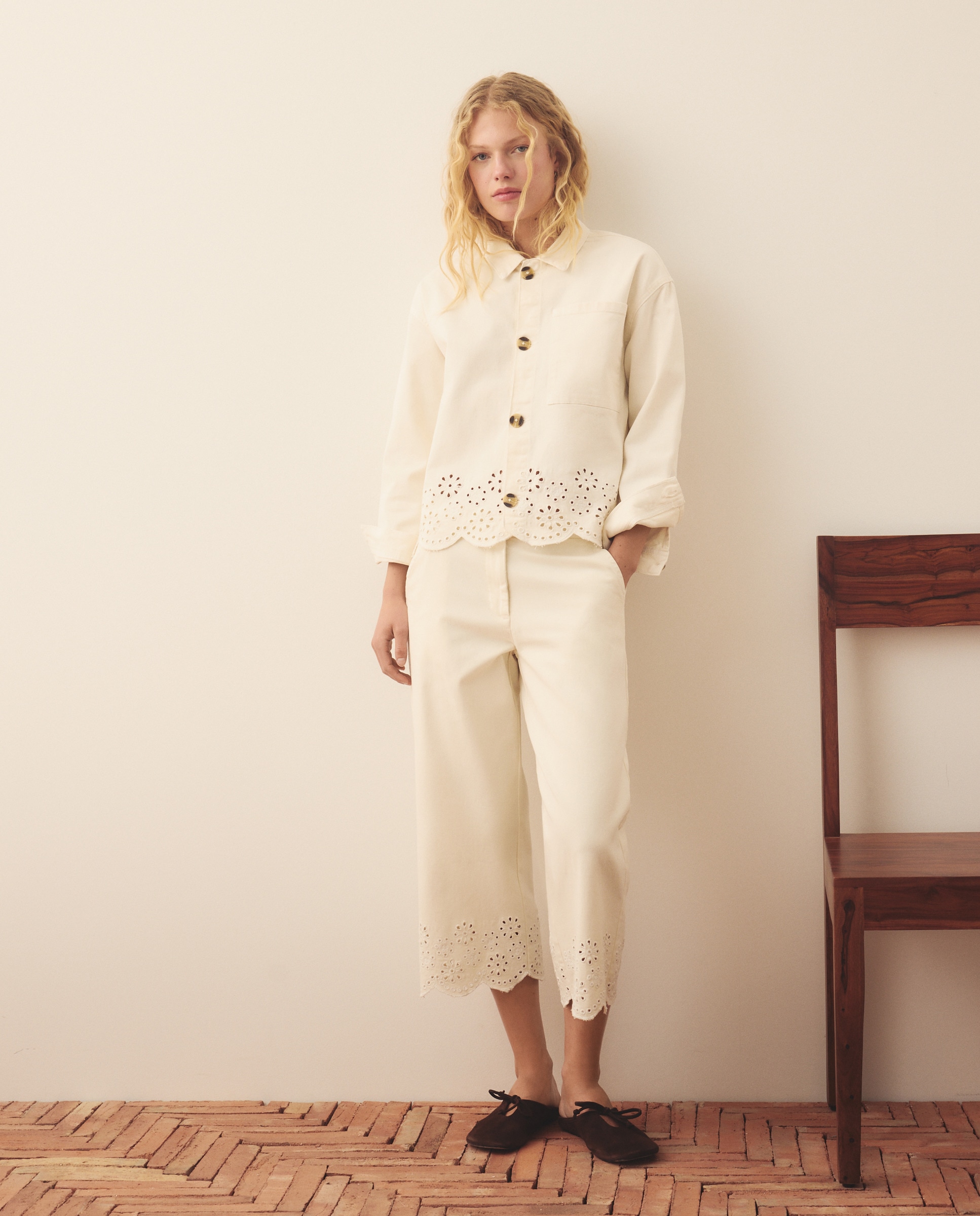 Imagem 0 de Calças Bordadas Perfuradas