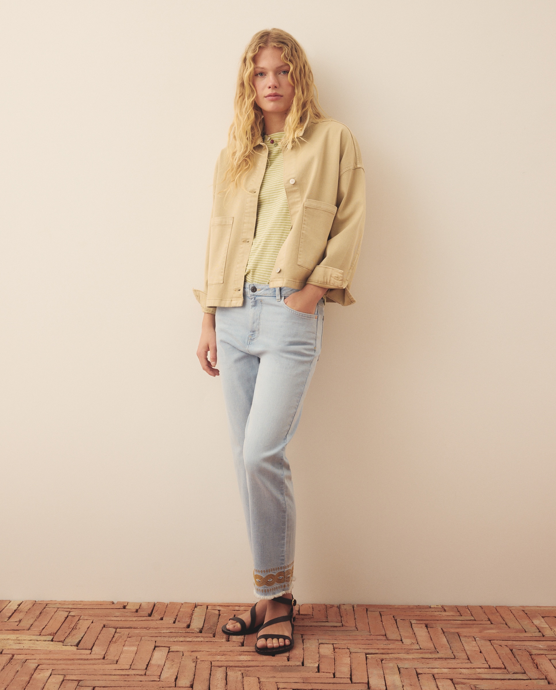 Imagem 0 de Jeans de 5 Bolsos com Bainha Bordada