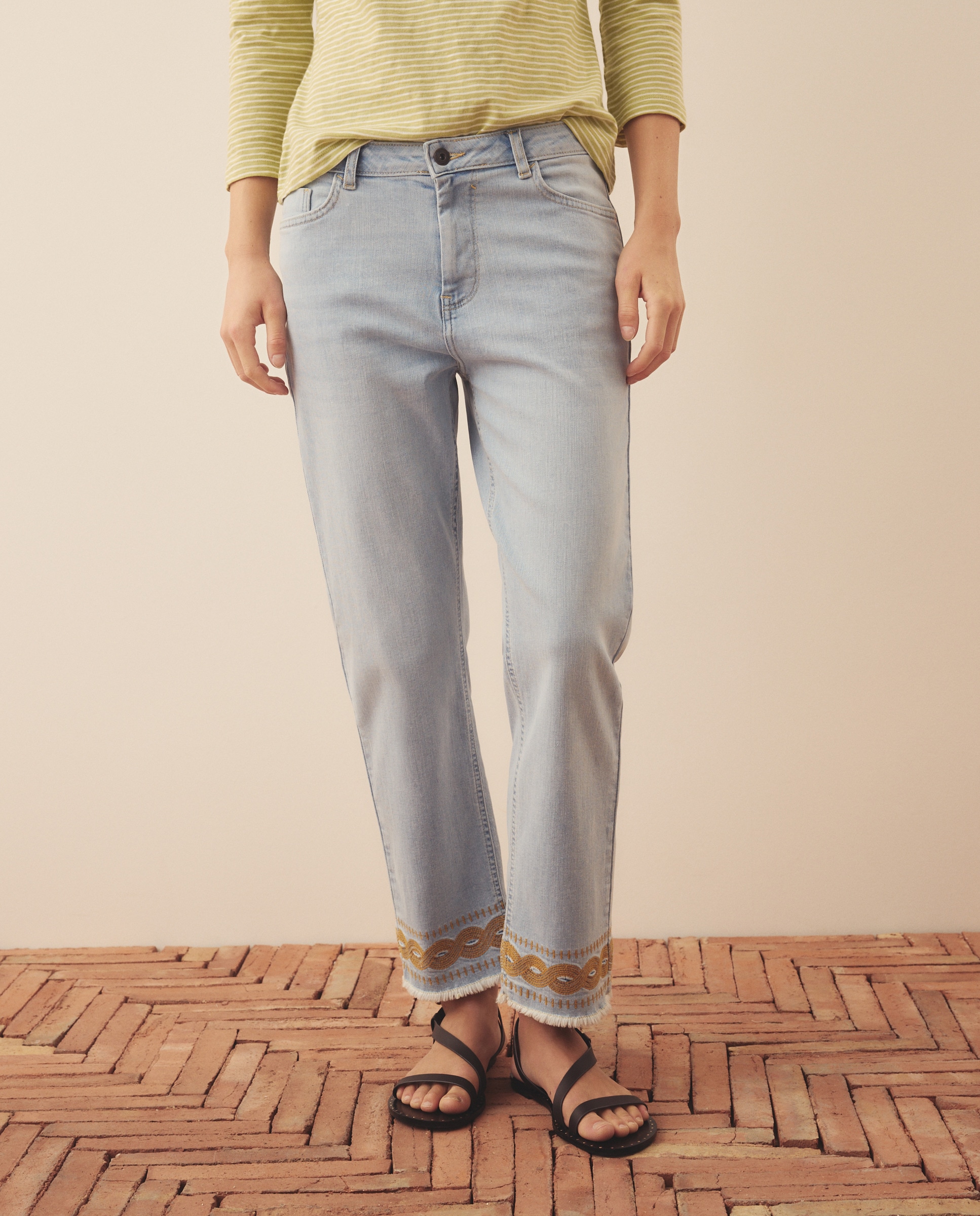 Jeans de 5 Bolsos com Bainha Bordada Cerúleo-2