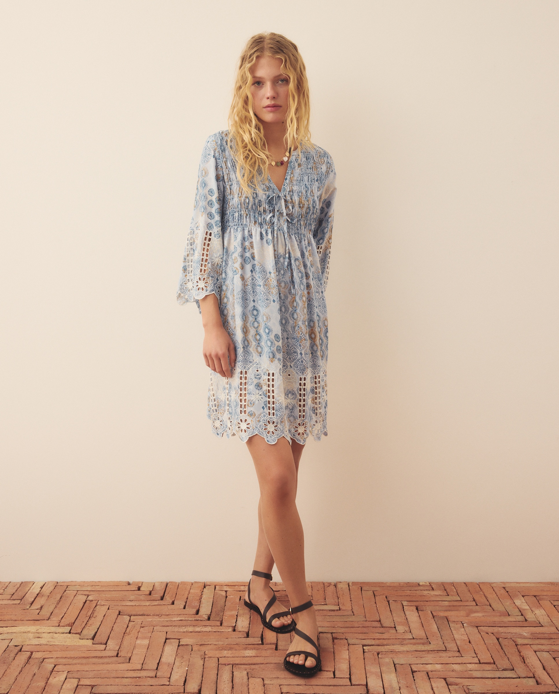 Imagem 0 de Vestido Curto com Manga 3/4 e Estampado