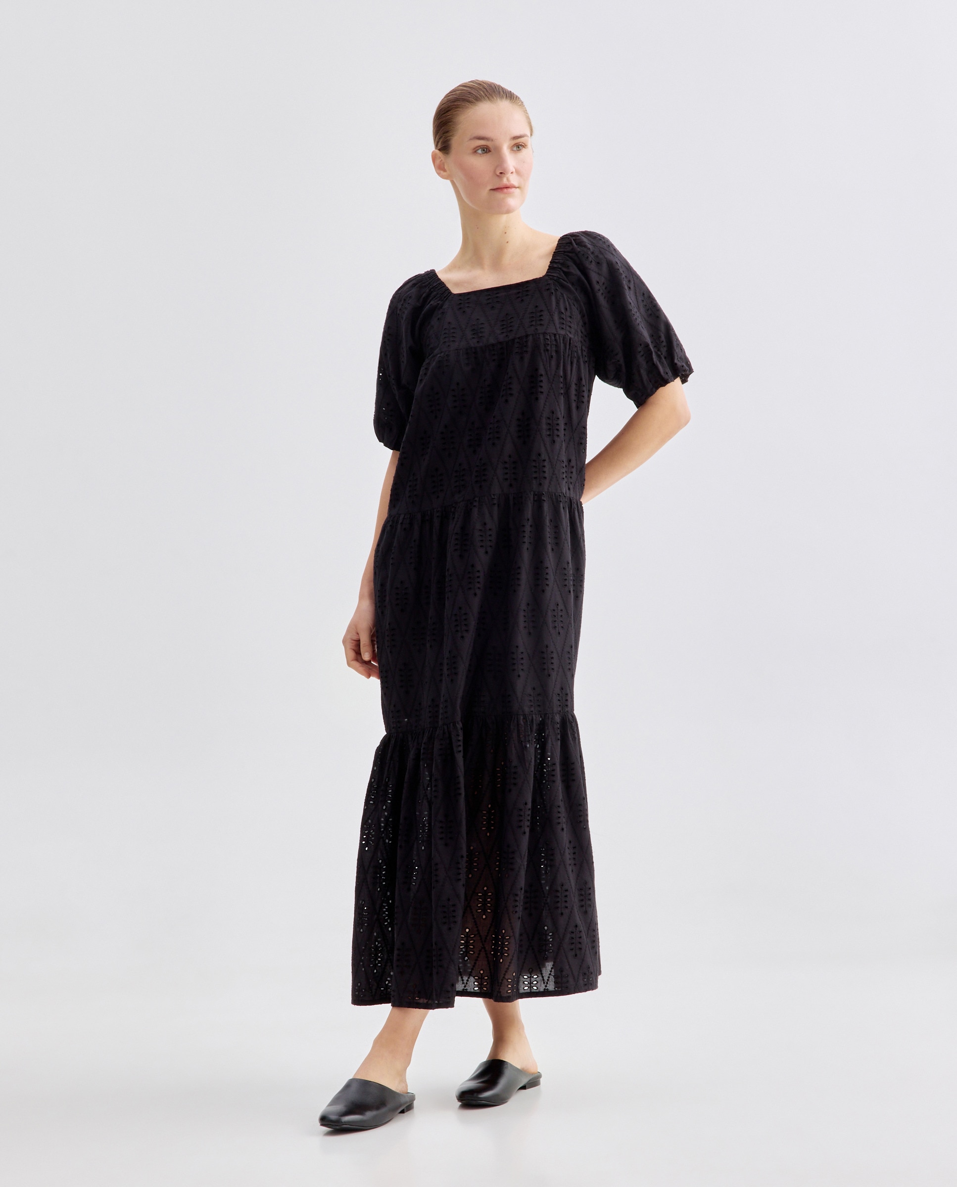 Imagen 0 de Vestido bordado de mujer con escote cuadrado