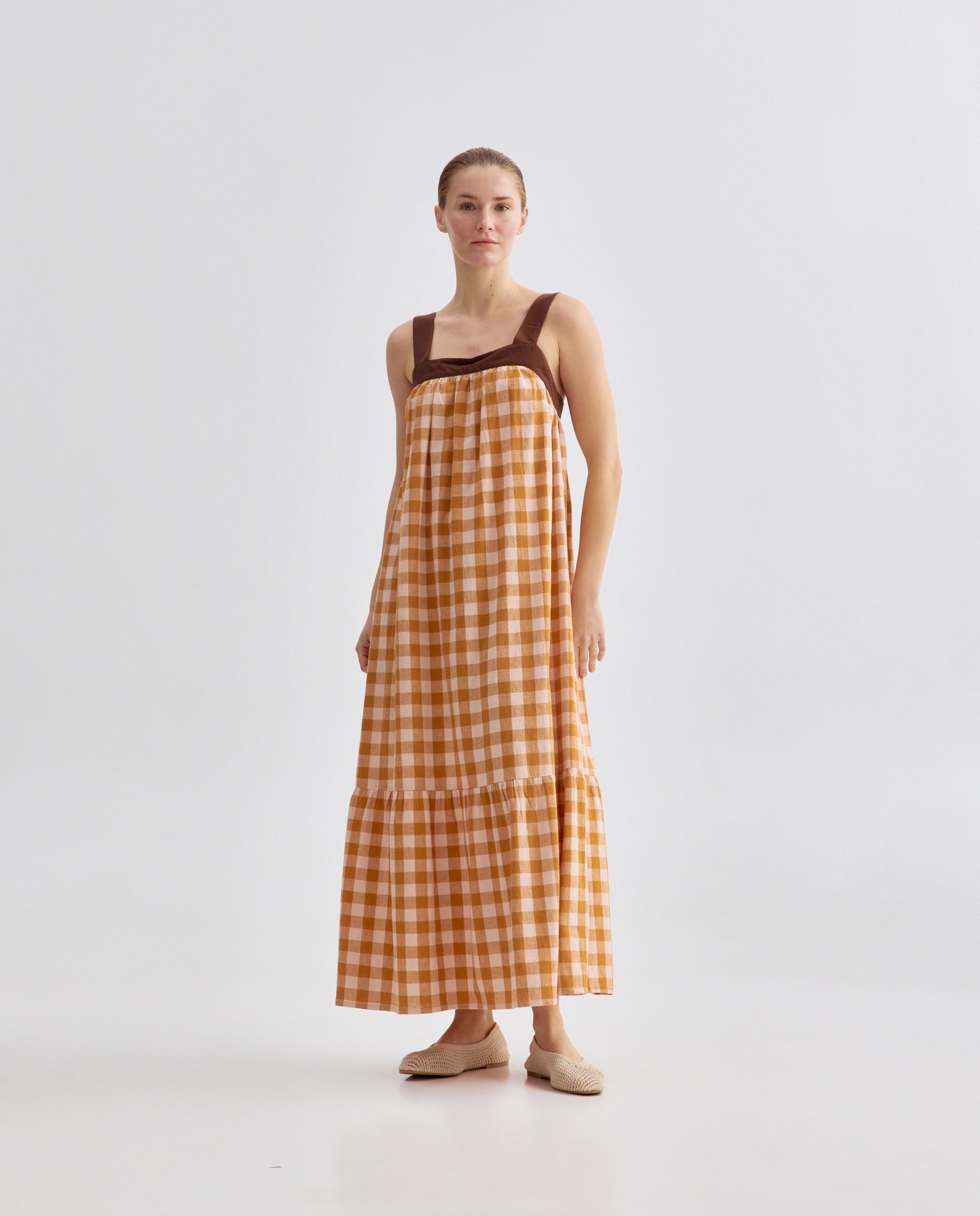 Imagen 0 de Vestido de mujer de cuadros con tirantes a contraste