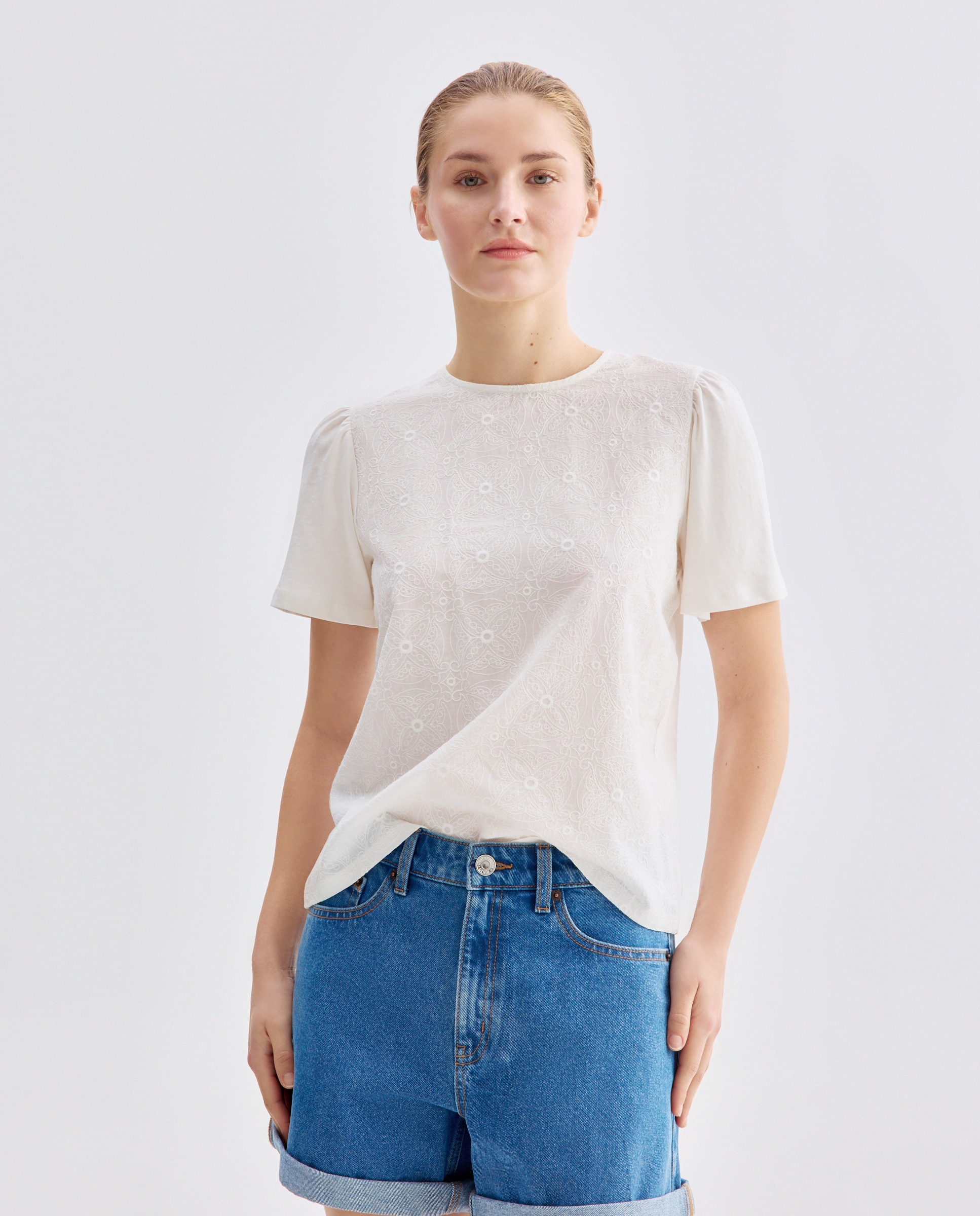 Imagen 0 de Camiseta de mujer cuello caja frontal calado