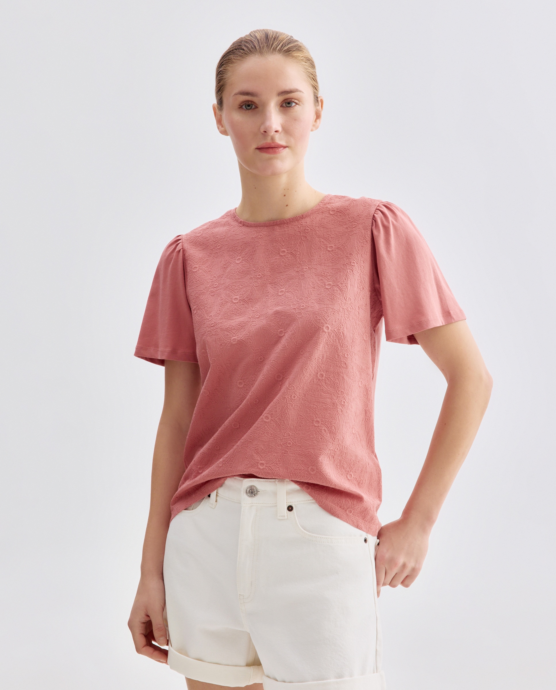 Imagen 0 de Camiseta de mujer cuello caja frontal calado