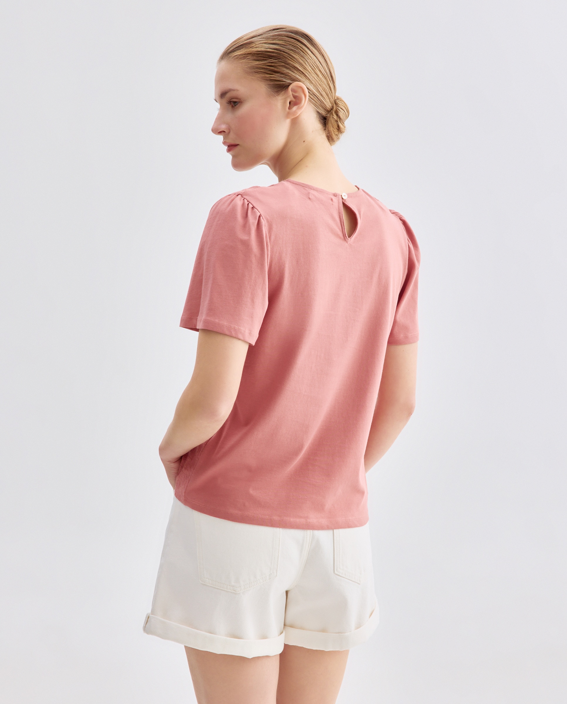 Camiseta de mujer cuello caja frontal calado Rosa oscuro-3