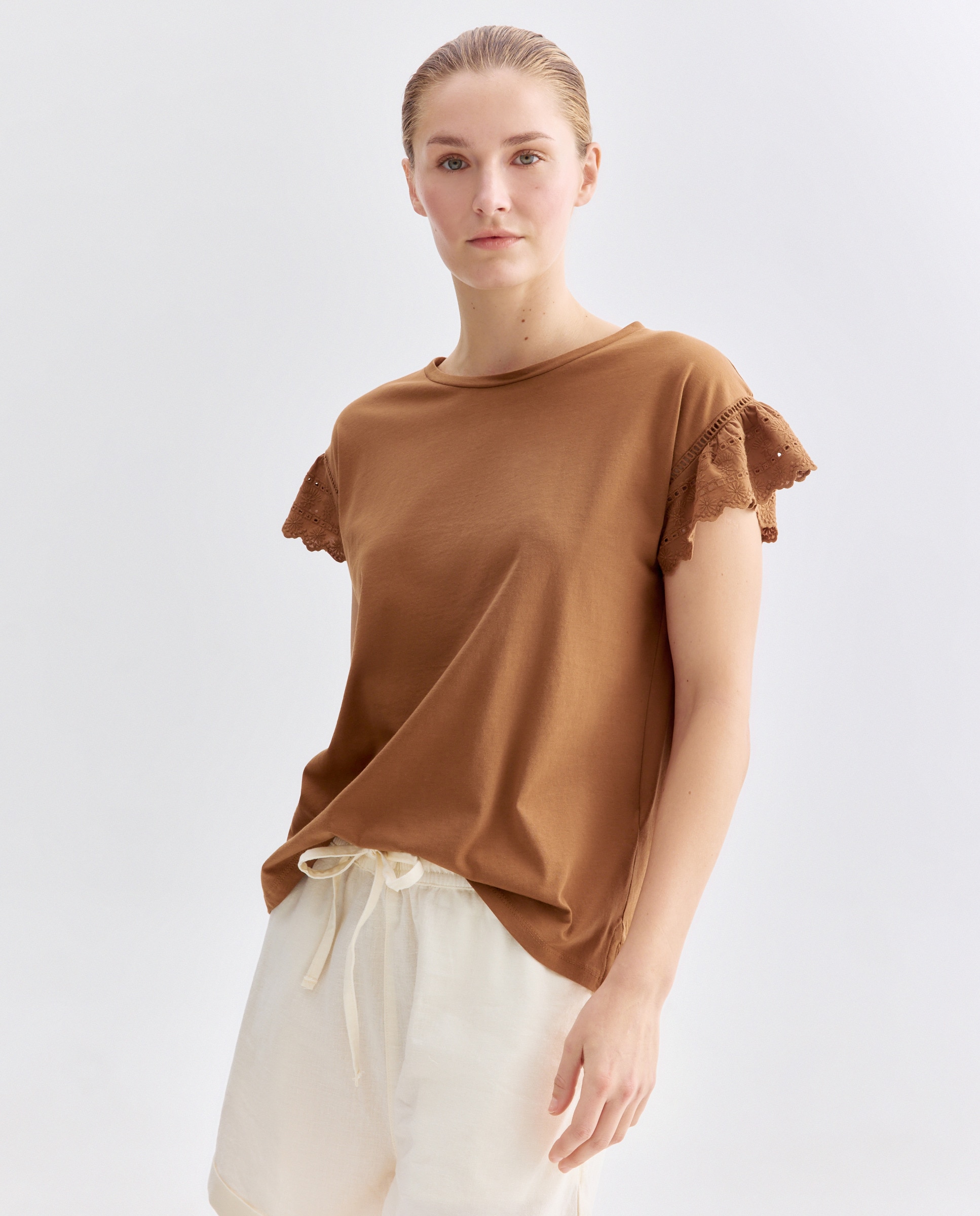 Imagen 0 de Camiseta de mujer cuello caja manga romántica