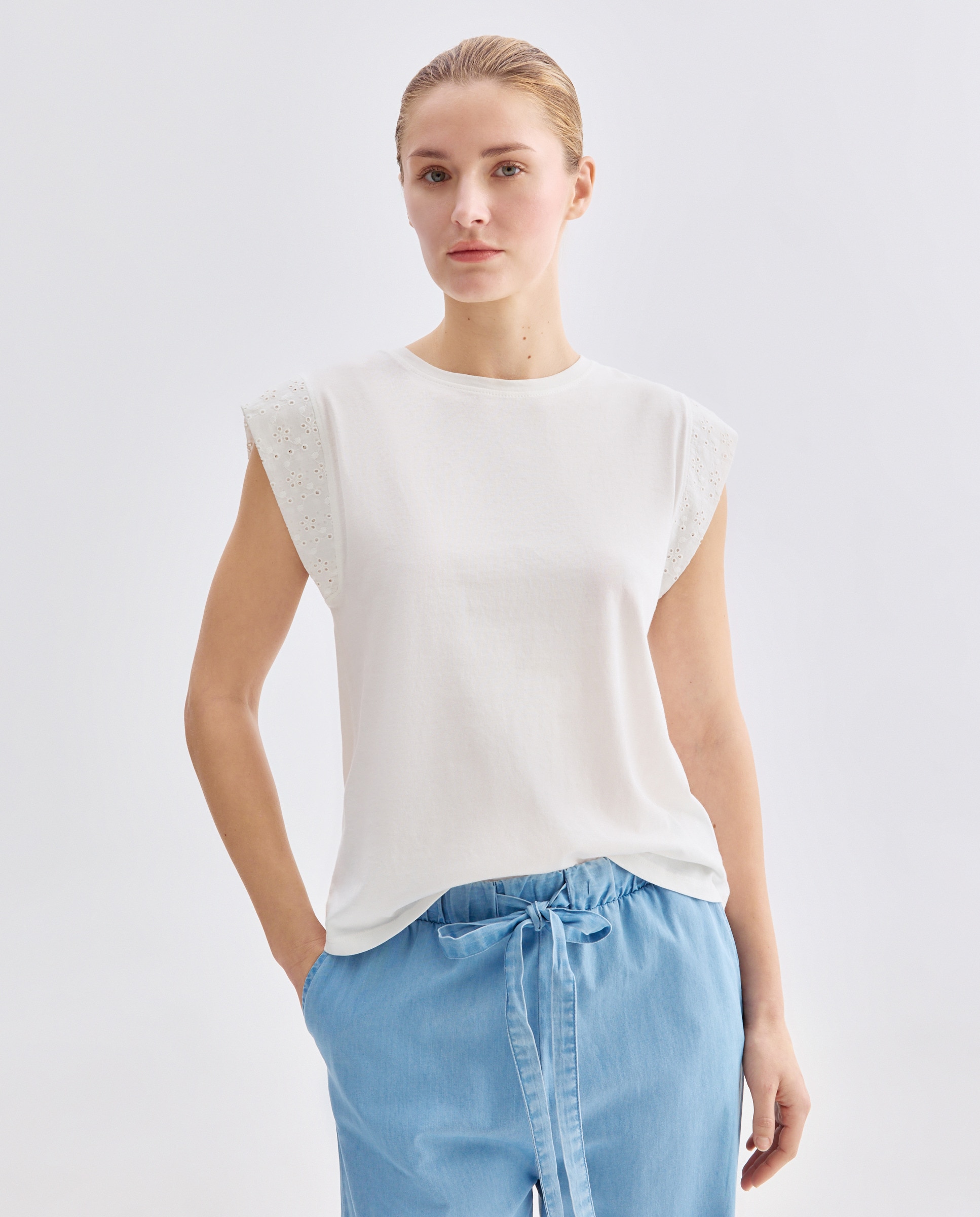 Imagen 0 de Camiseta sin mangas de mujer con detalle bordado en hombro