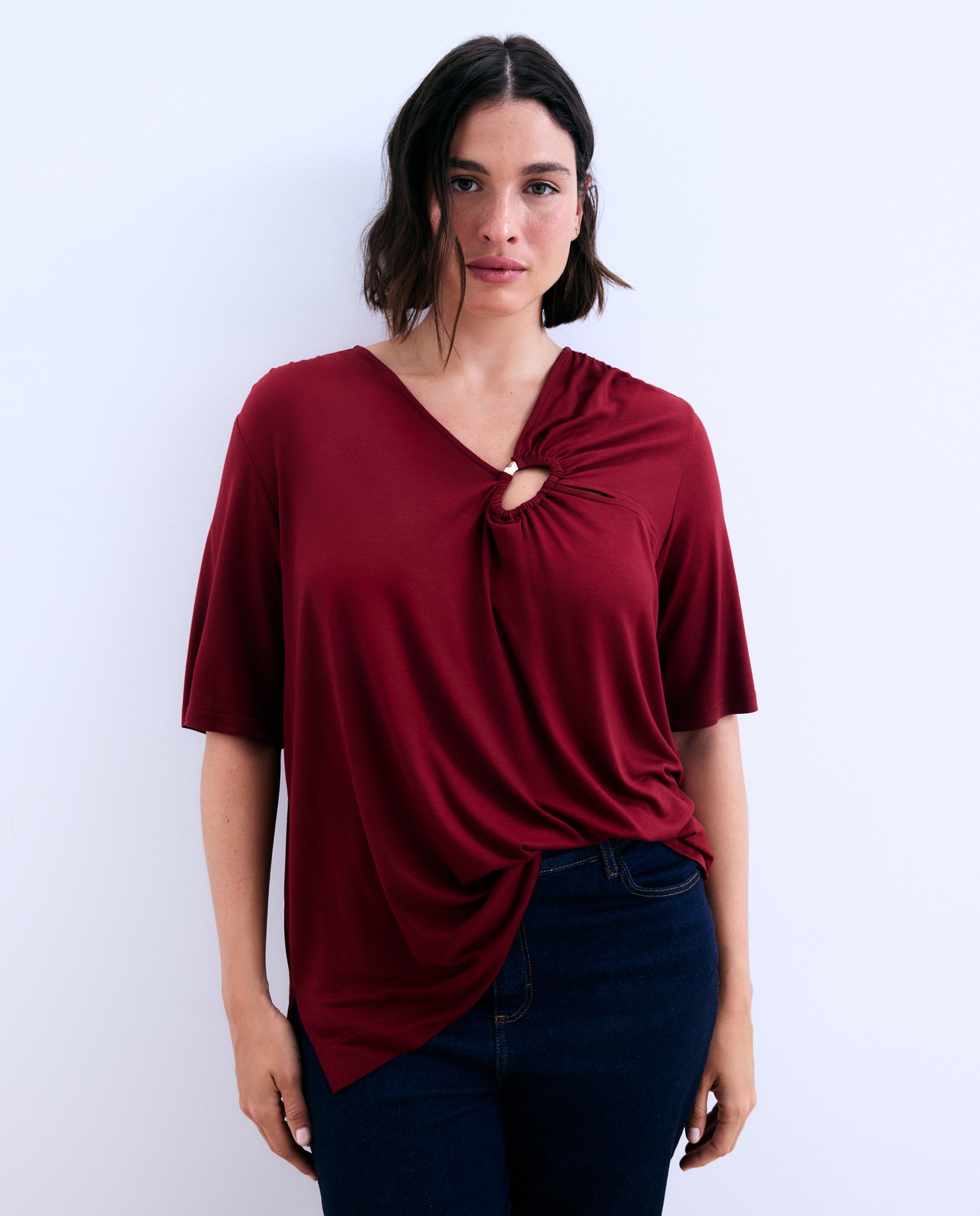 T-shirt com Decote em Bico com Detalhe Vermelhão-2