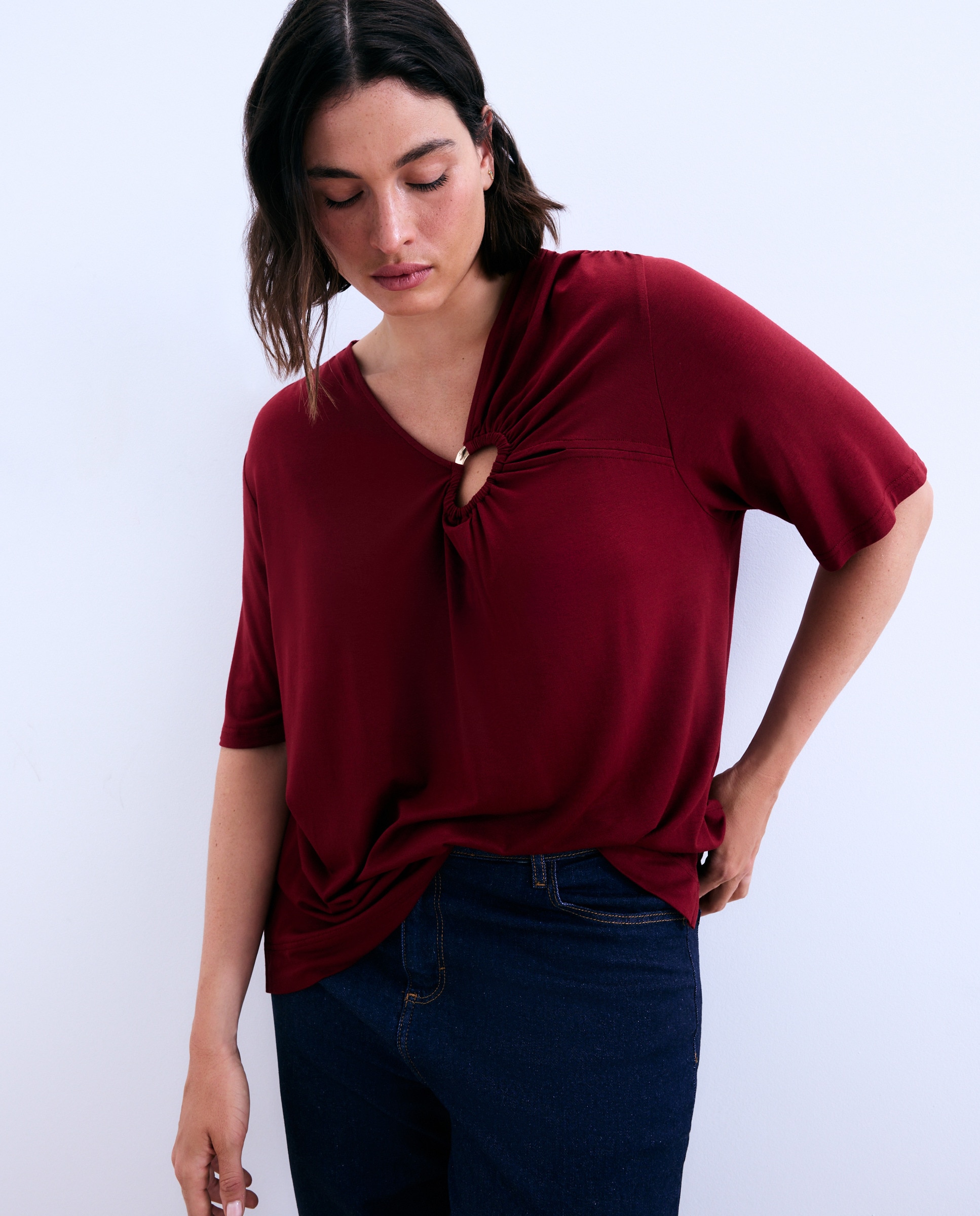 T-shirt com Decote em Bico com Detalhe Vermelhão-4