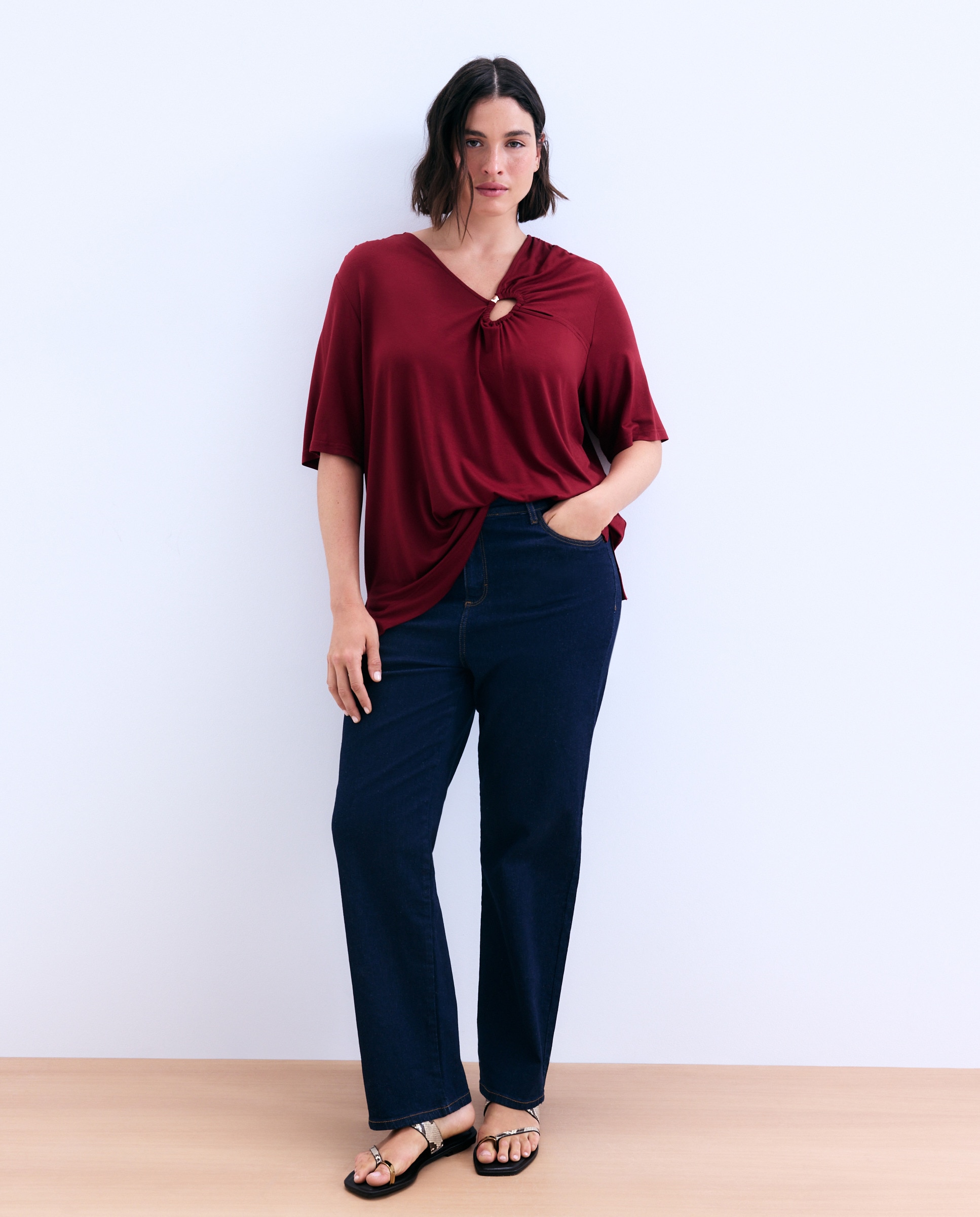 Imagem 0 de T-shirt com Decote em Bico com Detalhe